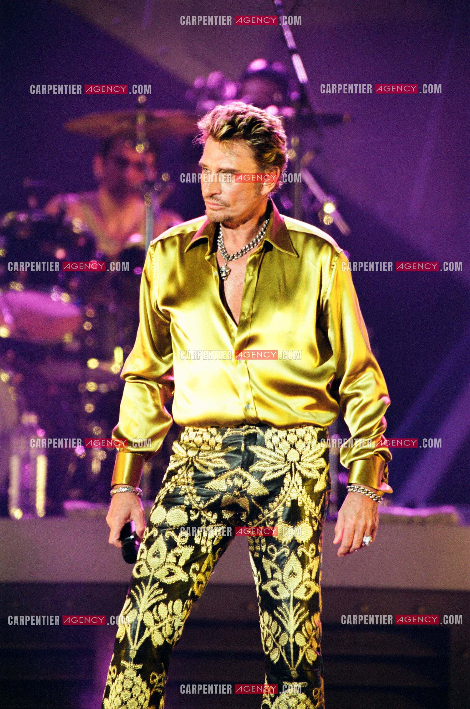 Le chanteur Johnny Hallyday en concert aux pieds de la Tour Eiffel pour la fête Nationnale du 14 juillet organisé par la ville de Paris en 2000.   ( Exclusif )