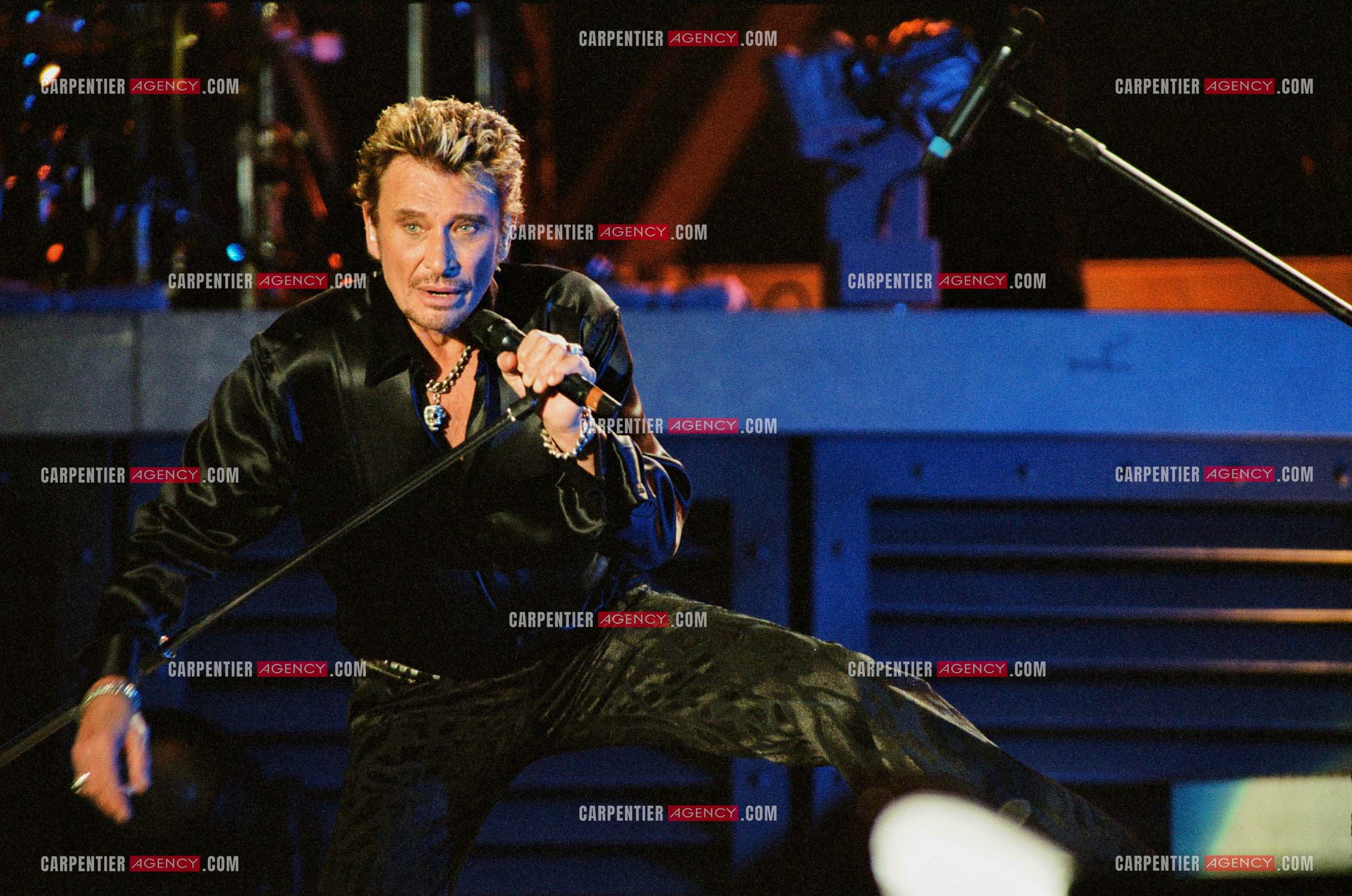 Le chanteur Johnny Hallyday en concert aux pieds de la Tour Eiffel pour la fête Nationnale du 14 juillet organisé par la ville de Paris en 2000.   ( Exclusif )
