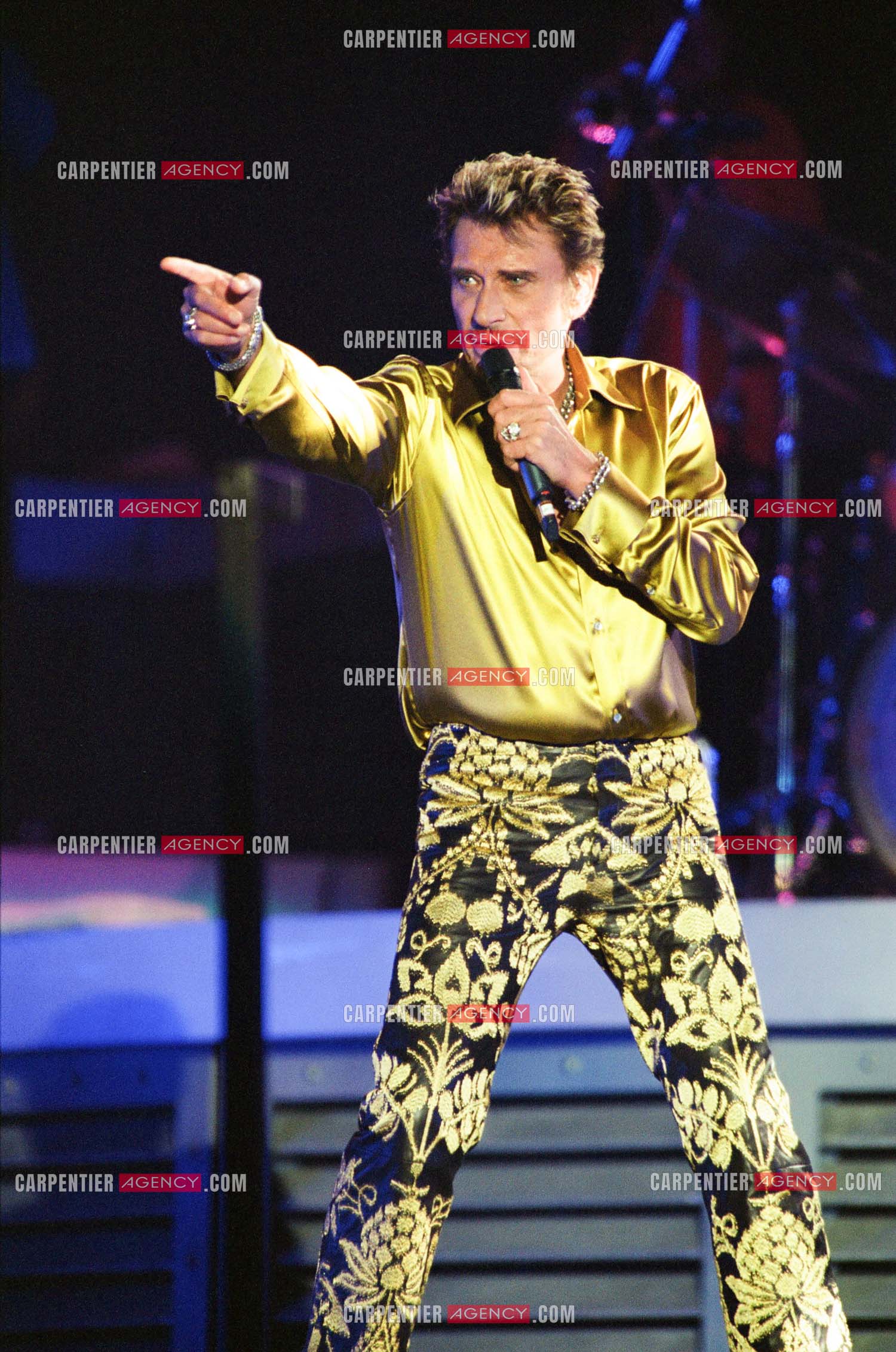 Le chanteur Johnny Hallyday en concert aux pieds de la Tour Eiffel pour la fête Nationnale du 14 juillet organisé par la ville de Paris en 2000.   ( Exclusif )
