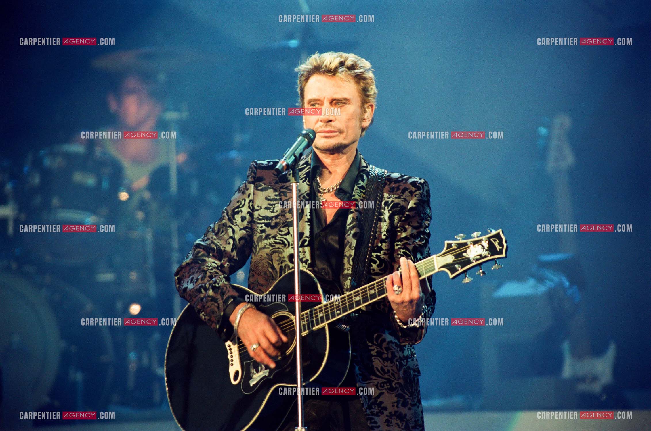 Le chanteur Johnny Hallyday en concert aux pieds de la Tour Eiffel pour la fête Nationnale du 14 juillet organisé par la ville de Paris en 2000.   ( Exclusif )