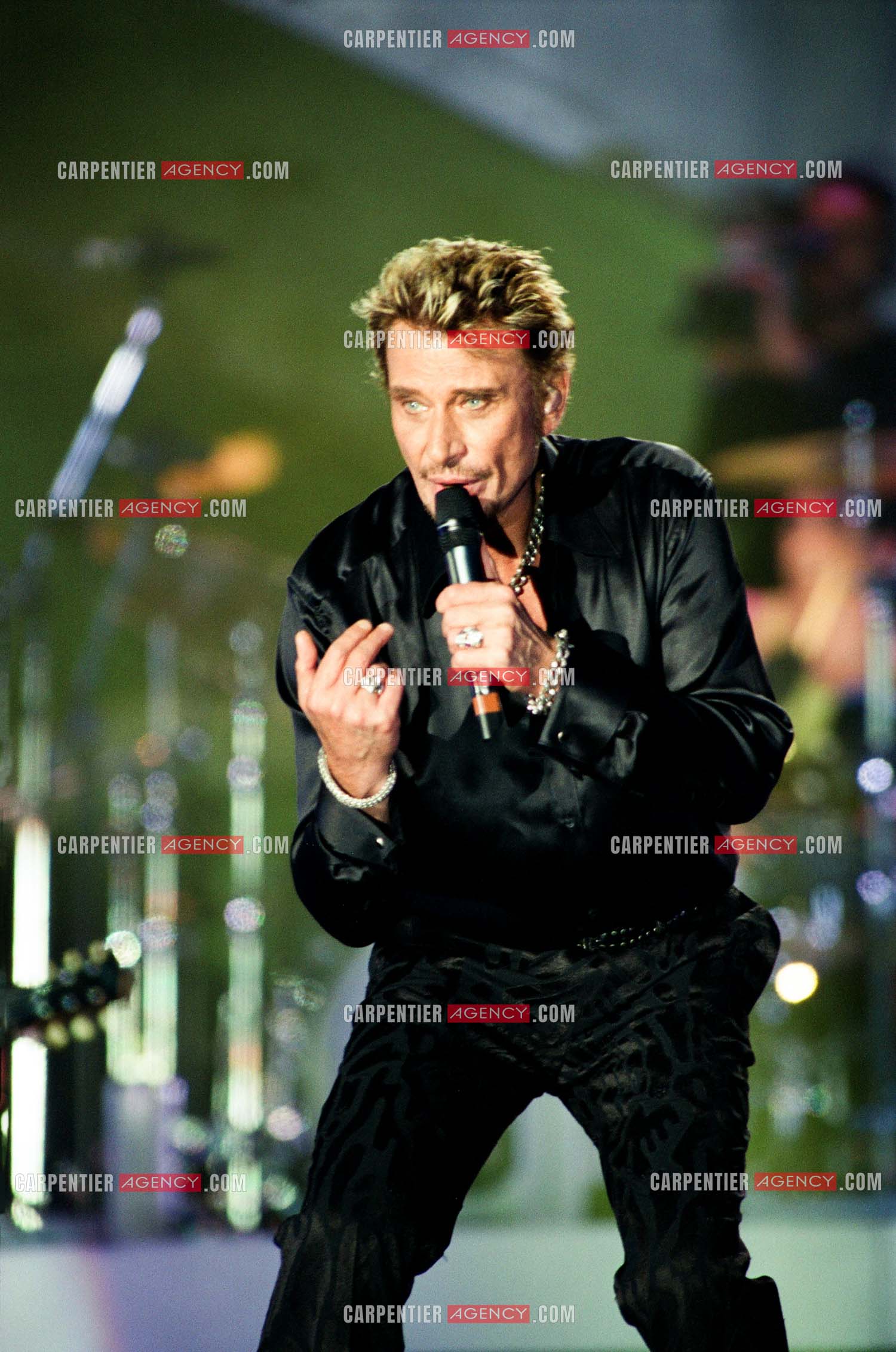Le chanteur Johnny Hallyday en concert aux pieds de la Tour Eiffel pour la fête Nationnale du 14 juillet organisé par la ville de Paris en 2000.   ( Exclusif )