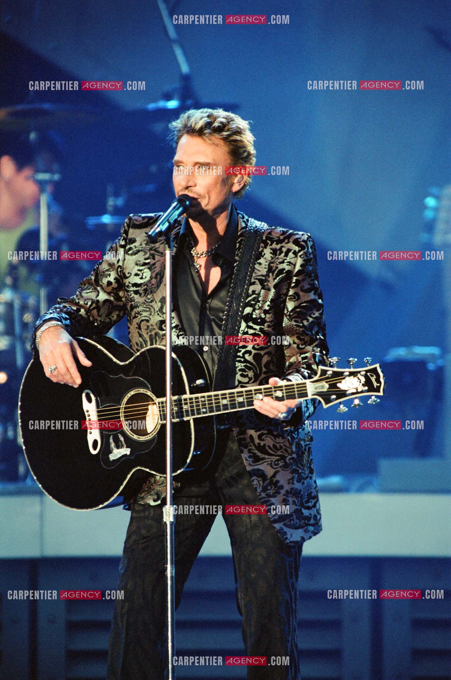 Le chanteur Johnny Hallyday en concert aux pieds de la Tour Eiffel pour la fête Nationnale du 14 juillet organisé par la ville de Paris en 2000.   ( Exclusif )