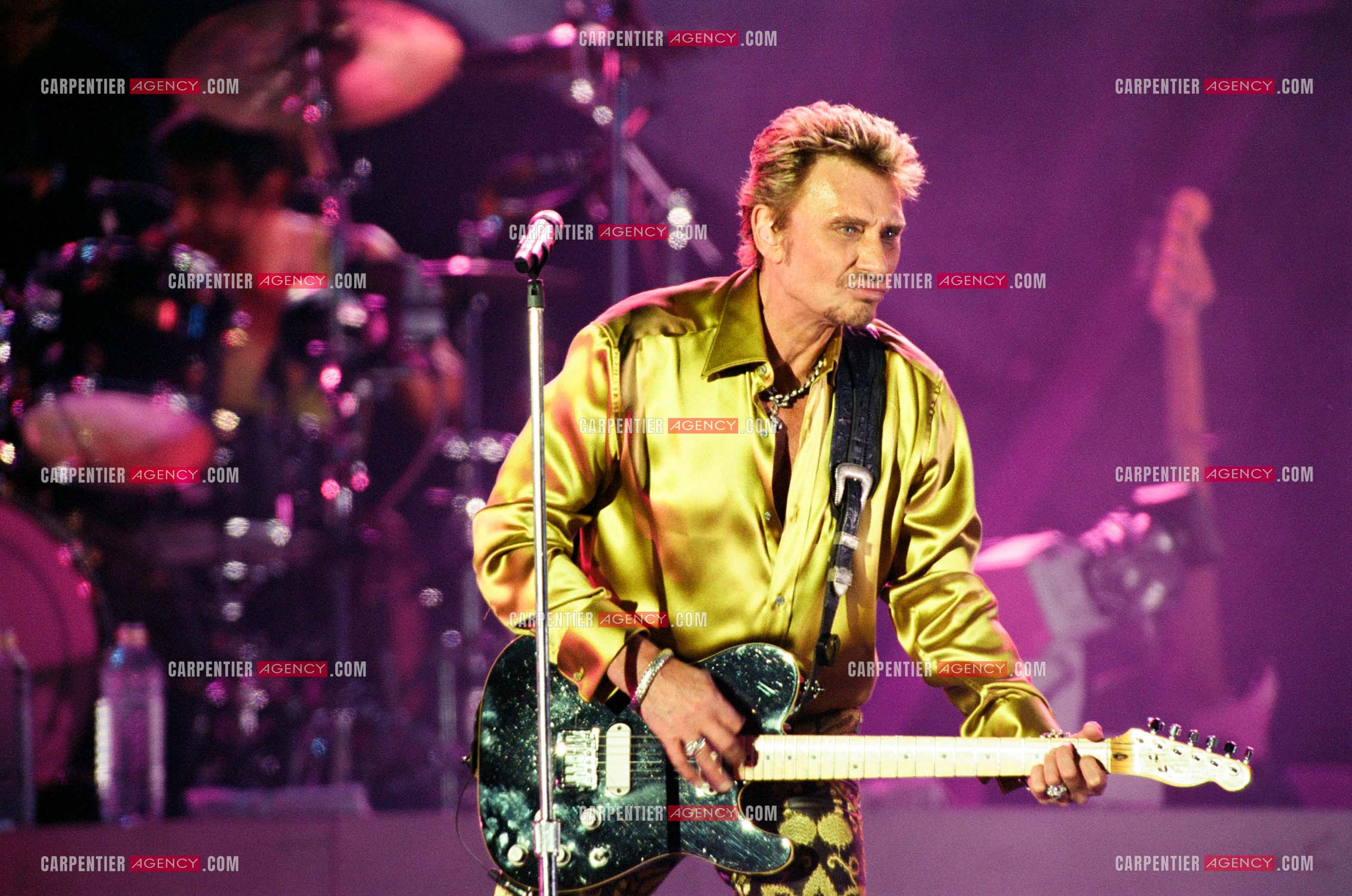 Le chanteur Johnny Hallyday en concert aux pieds de la Tour Eiffel pour la fête Nationnale du 14 juillet organisé par la ville de Paris en 2000.   ( Exclusif )