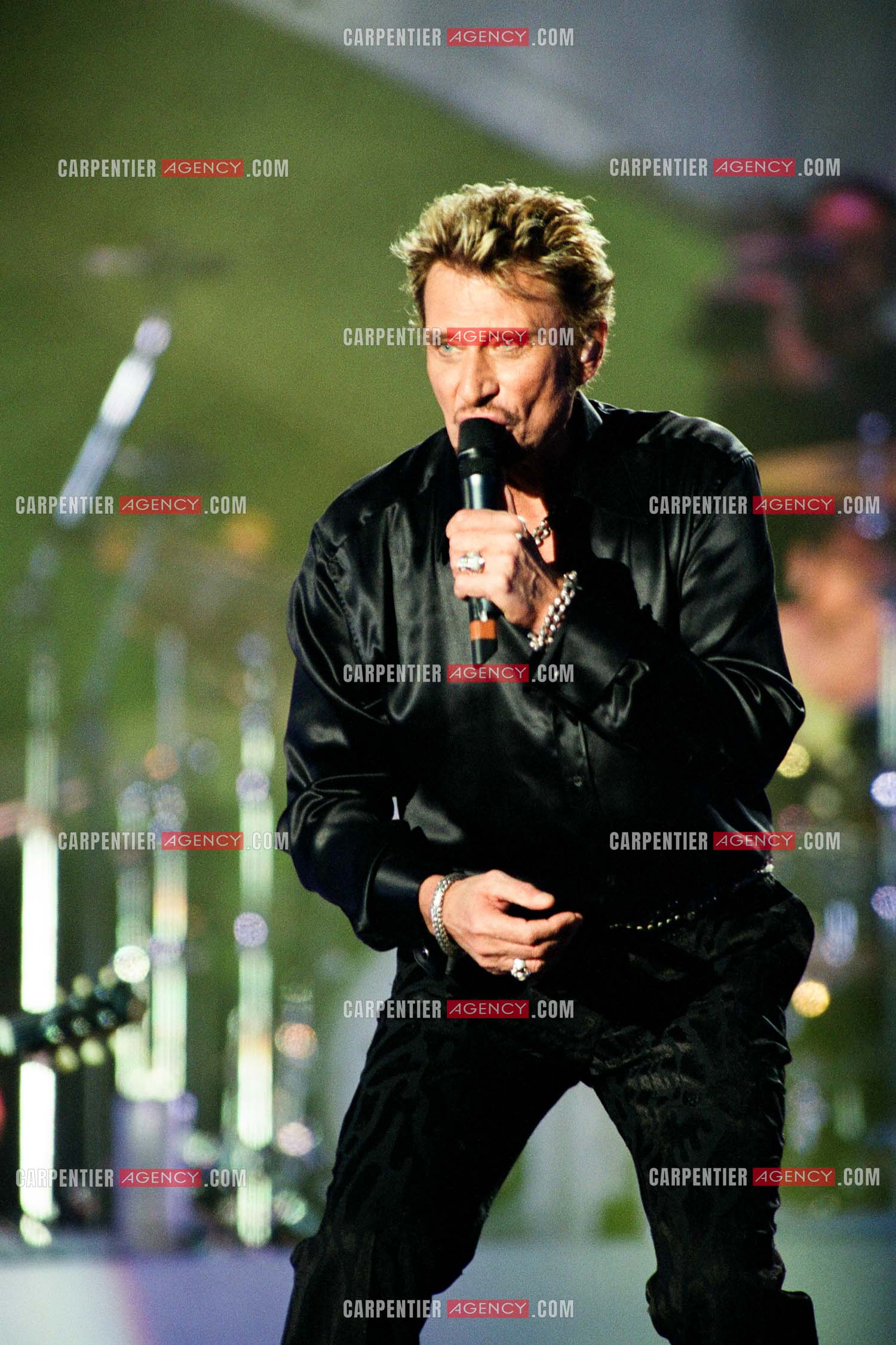 Le chanteur Johnny Hallyday en concert aux pieds de la Tour Eiffel pour la fête Nationnale du 14 juillet organisé par la ville de Paris en 2000.   ( Exclusif )