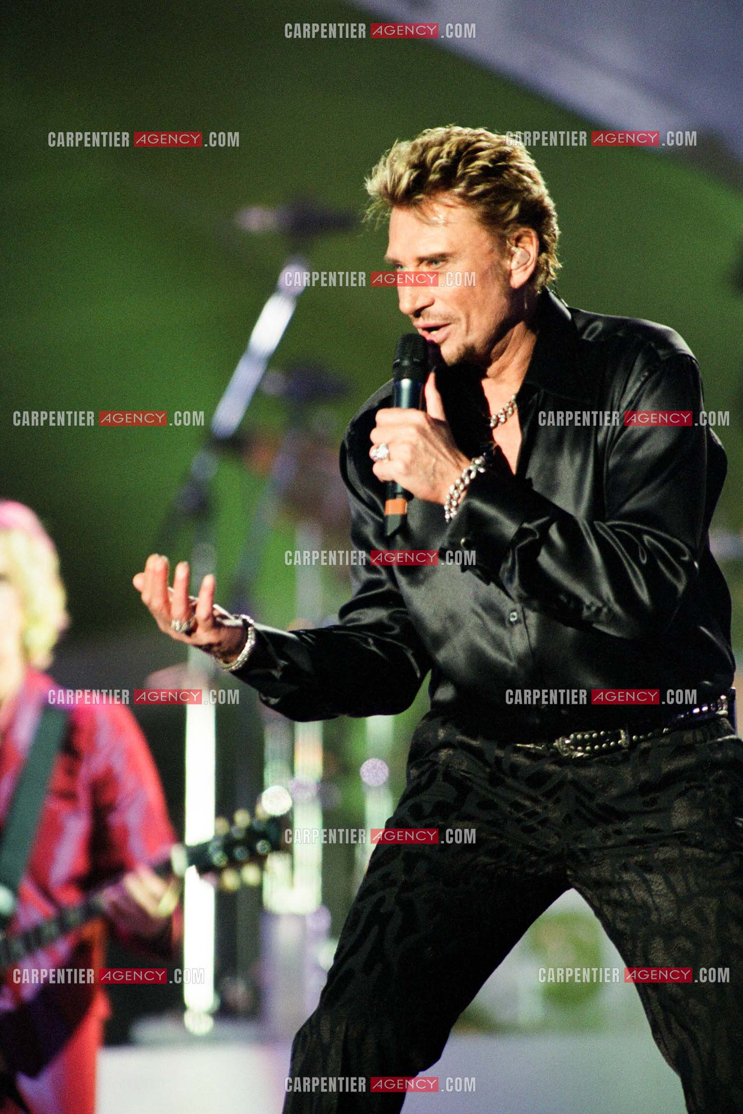 Le chanteur Johnny Hallyday en concert aux pieds de la Tour Eiffel pour la fête Nationnale du 14 juillet organisé par la ville de Paris en 2000.   ( Exclusif )