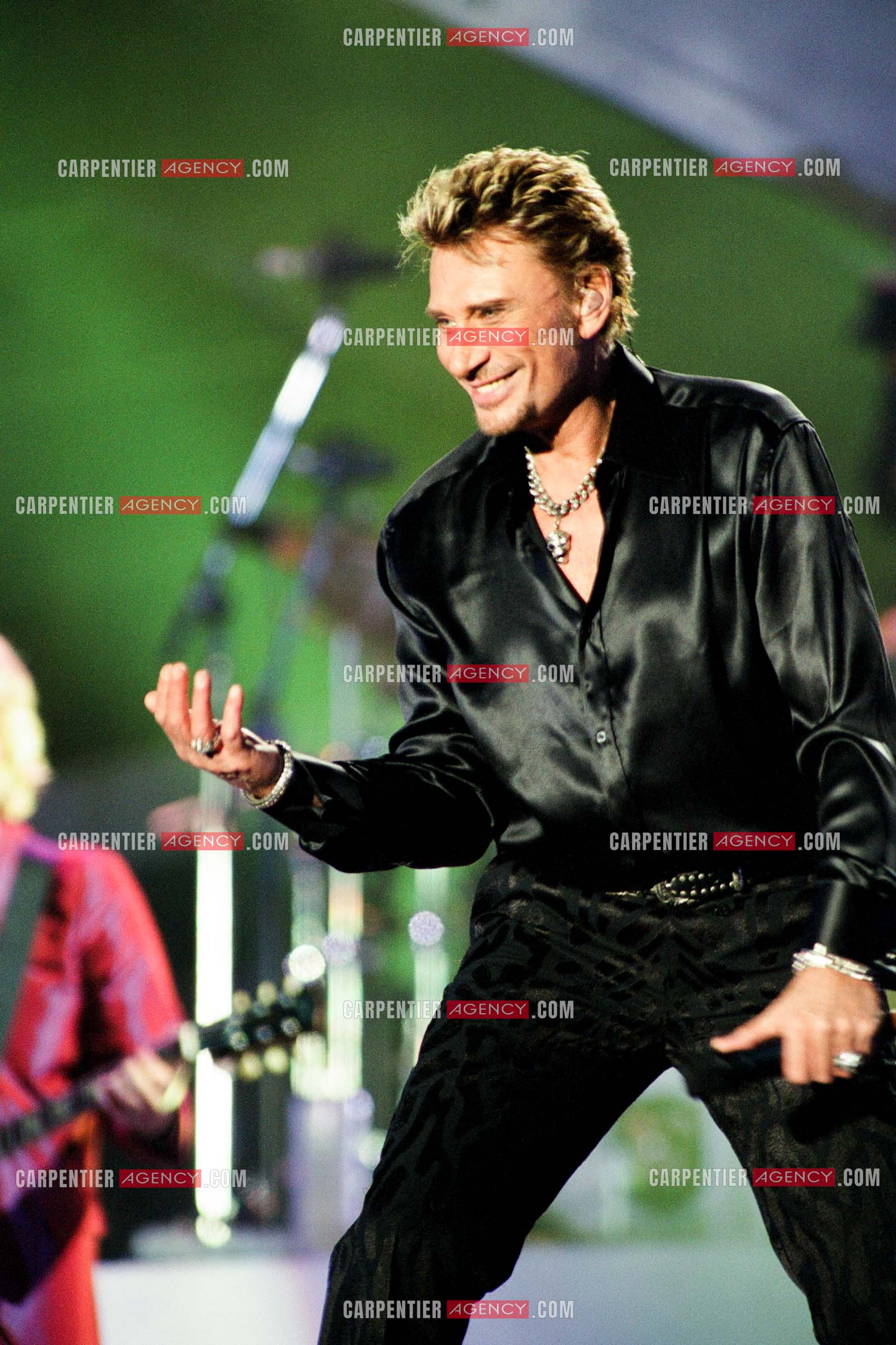 Le chanteur Johnny Hallyday en concert aux pieds de la Tour Eiffel pour la fête Nationnale du 14 juillet organisé par la ville de Paris en 2000.   ( Exclusif )