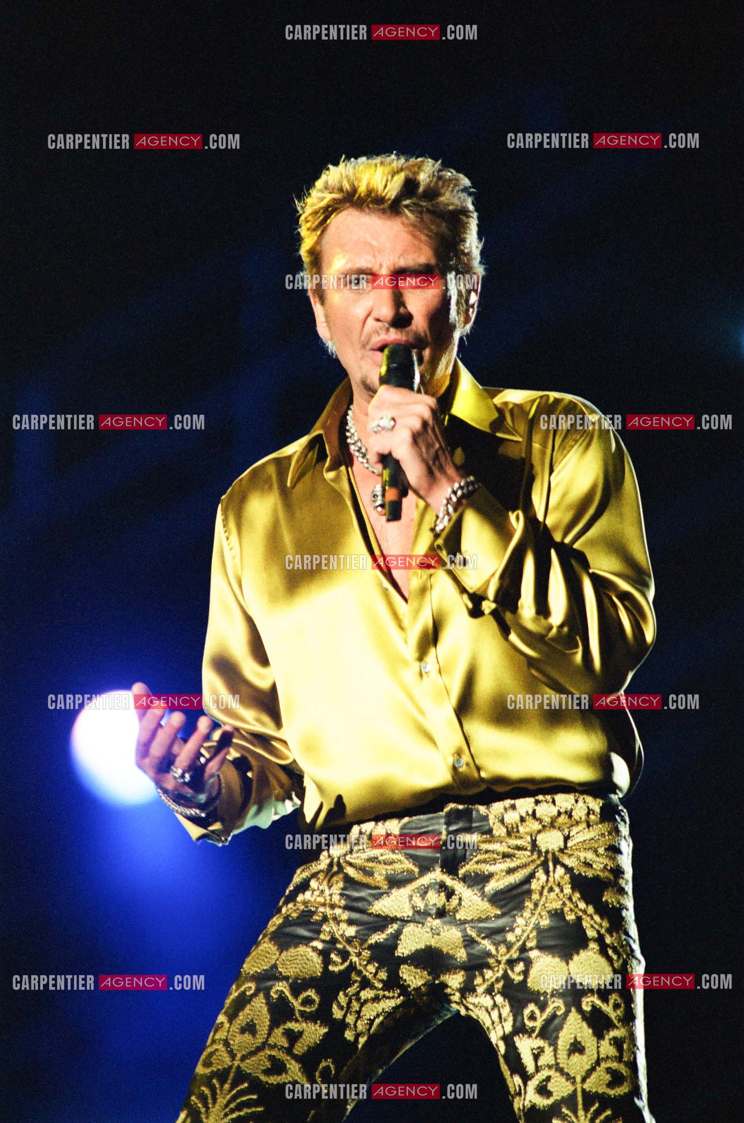 Le chanteur Johnny Hallyday en concert aux pieds de la Tour Eiffel pour la fête Nationnale du 14 juillet organisé par la ville de Paris en 2000.   ( Exclusif )