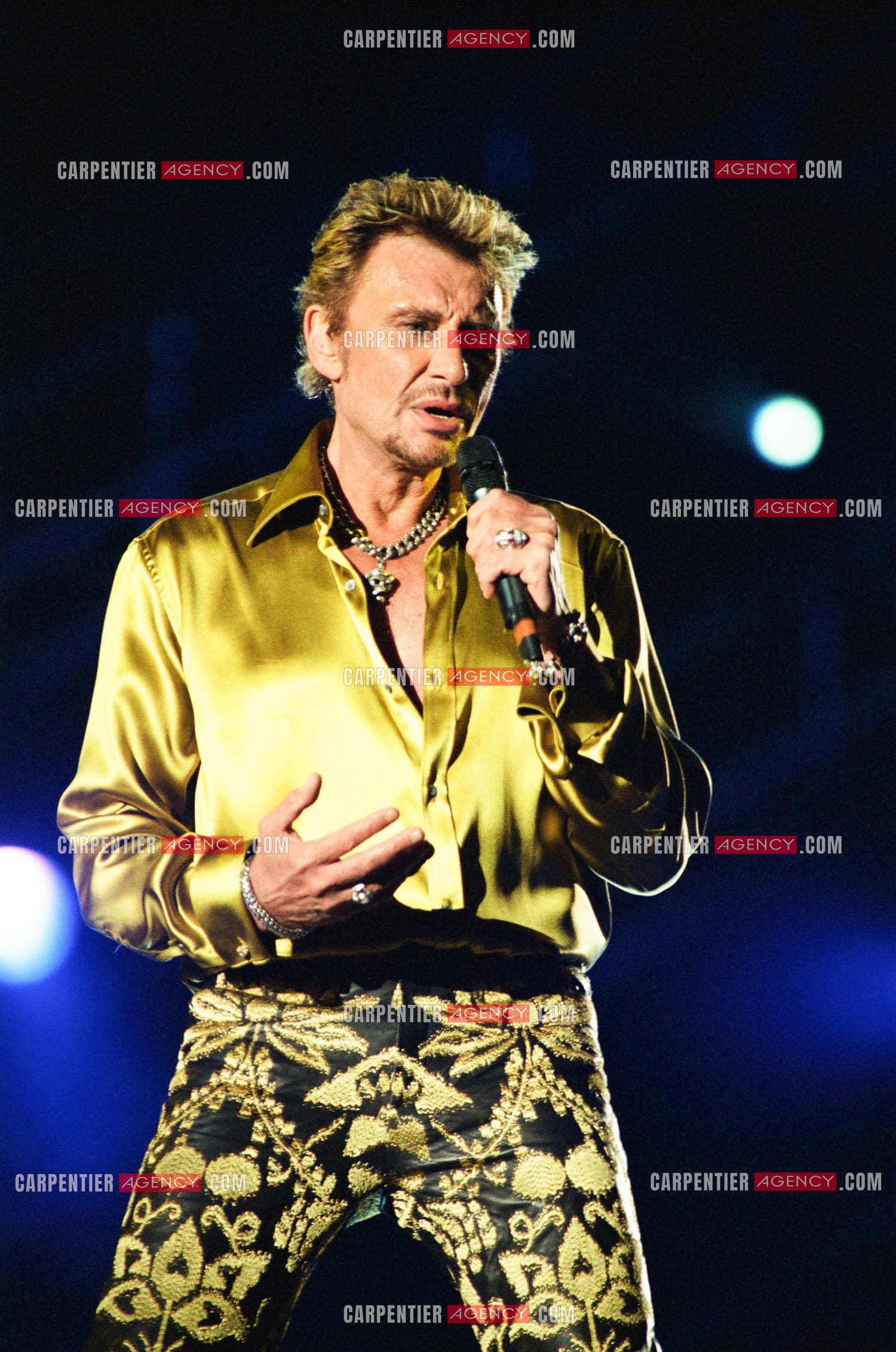 Le chanteur Johnny Hallyday en concert aux pieds de la Tour Eiffel pour la fête Nationnale du 14 juillet organisé par la ville de Paris en 2000.   ( Exclusif )