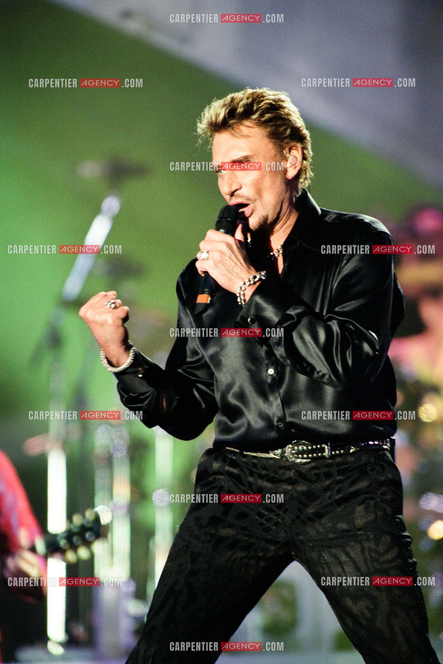 Le chanteur Johnny Hallyday en concert aux pieds de la Tour Eiffel pour la fête Nationnale du 14 juillet organisé par la ville de Paris en 2000.   ( Exclusif )