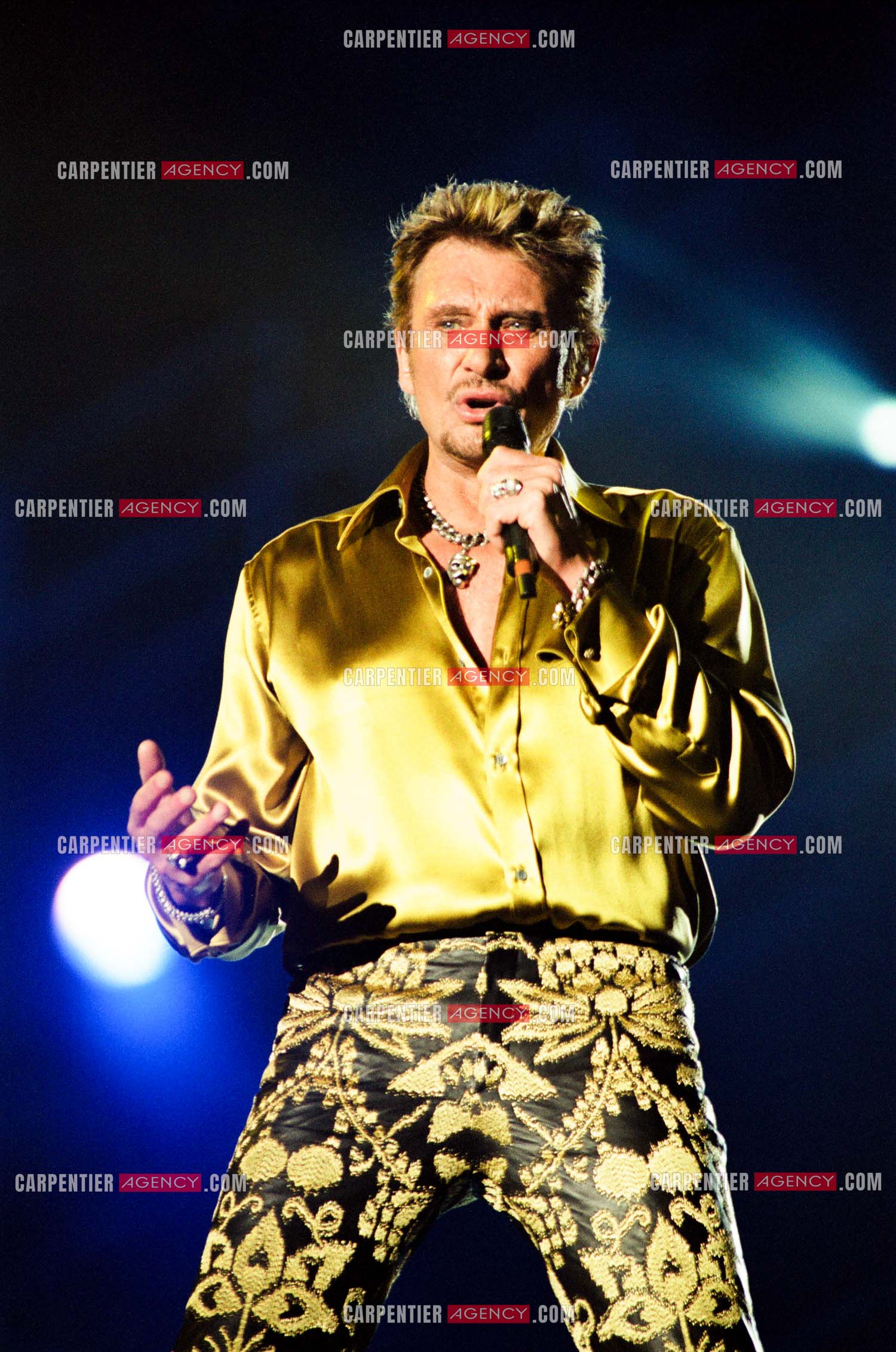 Le chanteur Johnny Hallyday en concert aux pieds de la Tour Eiffel pour la fête Nationnale du 14 juillet organisé par la ville de Paris en 2000.   ( Exclusif )