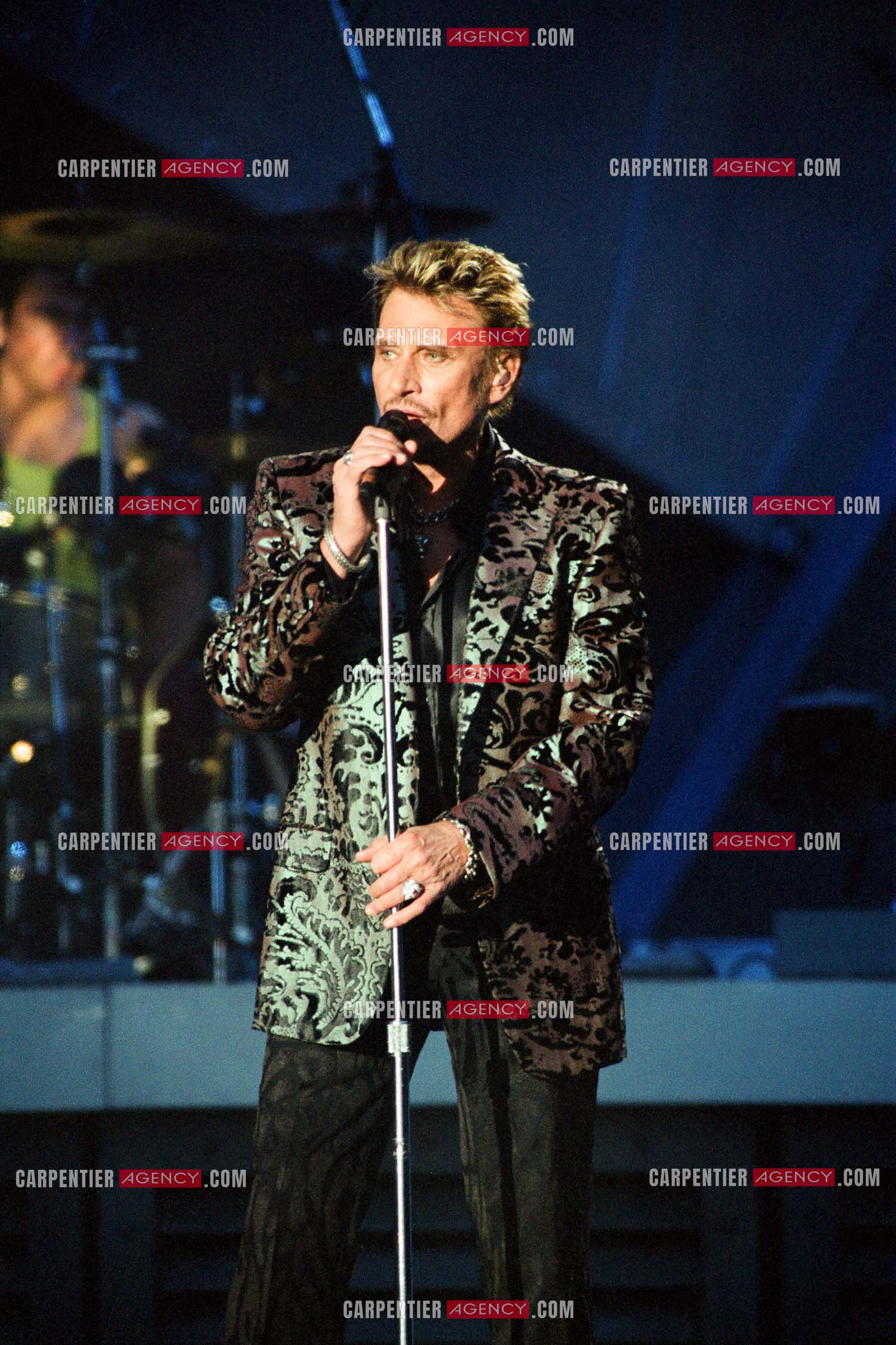 Le chanteur Johnny Hallyday en concert aux pieds de la Tour Eiffel pour la fête Nationnale du 14 juillet organisé par la ville de Paris en 2000.   ( Exclusif )