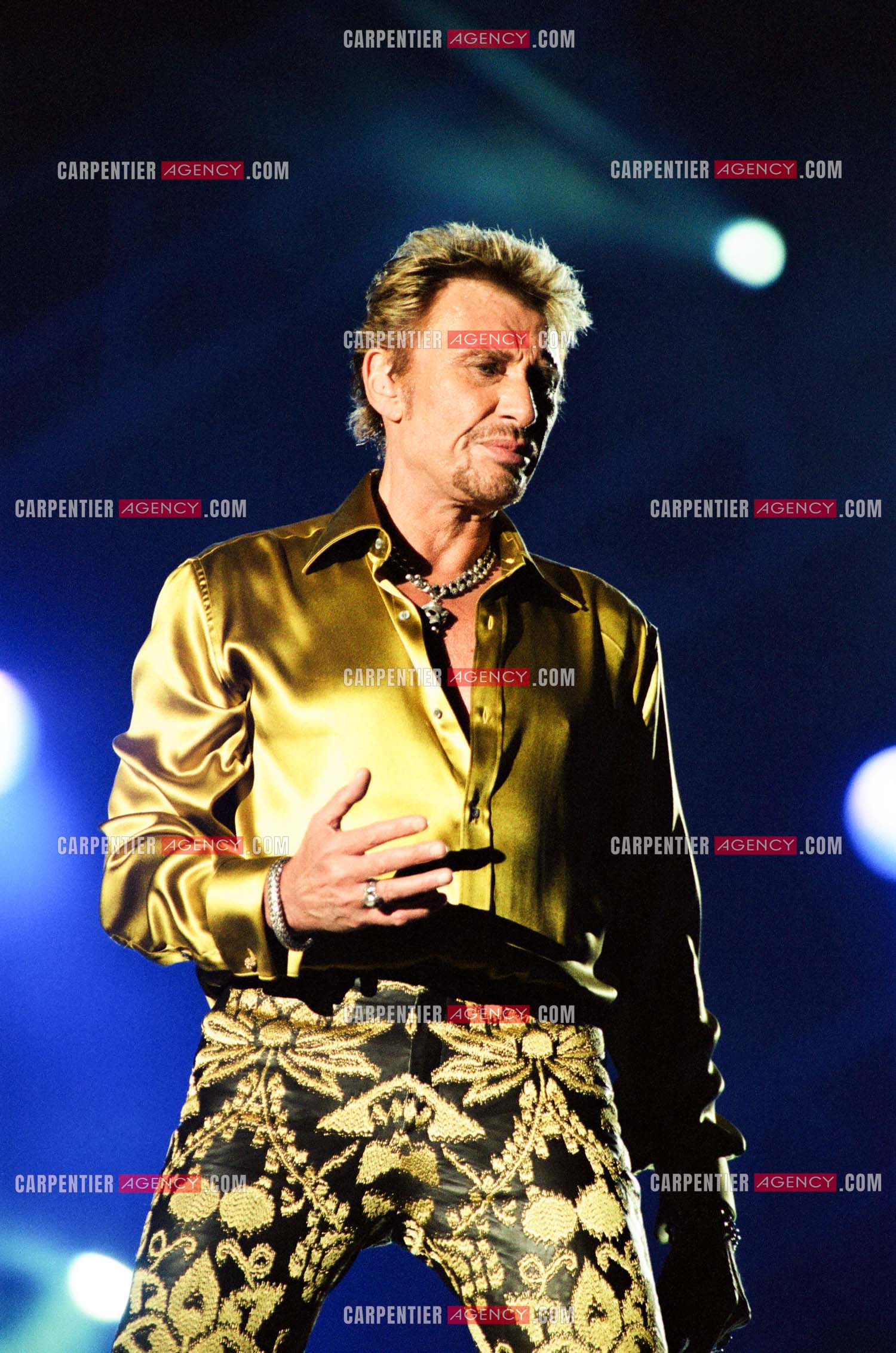 Le chanteur Johnny Hallyday en concert aux pieds de la Tour Eiffel pour la fête Nationnale du 14 juillet organisé par la ville de Paris en 2000.   ( Exclusif )