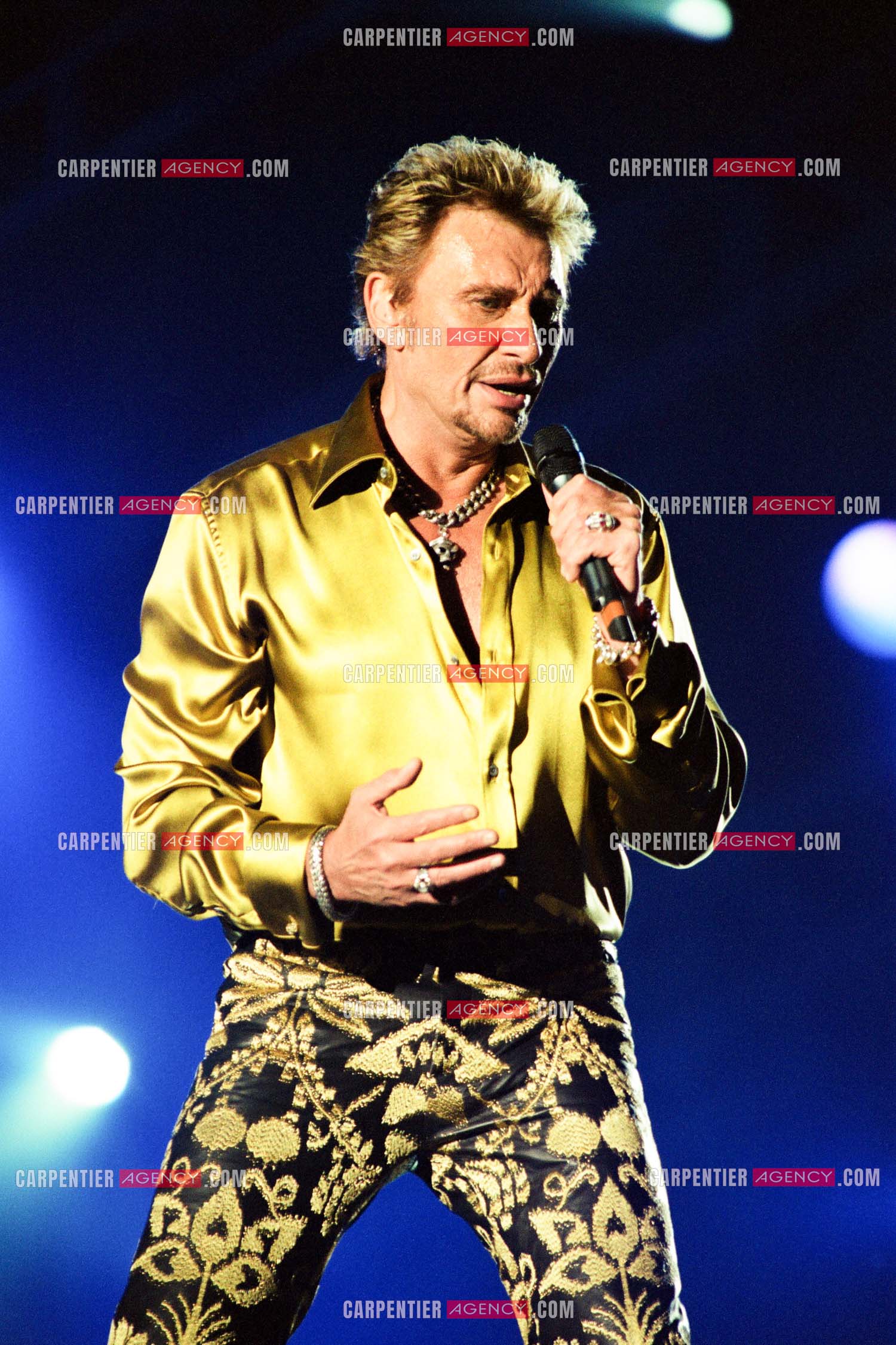 Le chanteur Johnny Hallyday en concert aux pieds de la Tour Eiffel pour la fête Nationnale du 14 juillet organisé par la ville de Paris en 2000.   ( Exclusif )