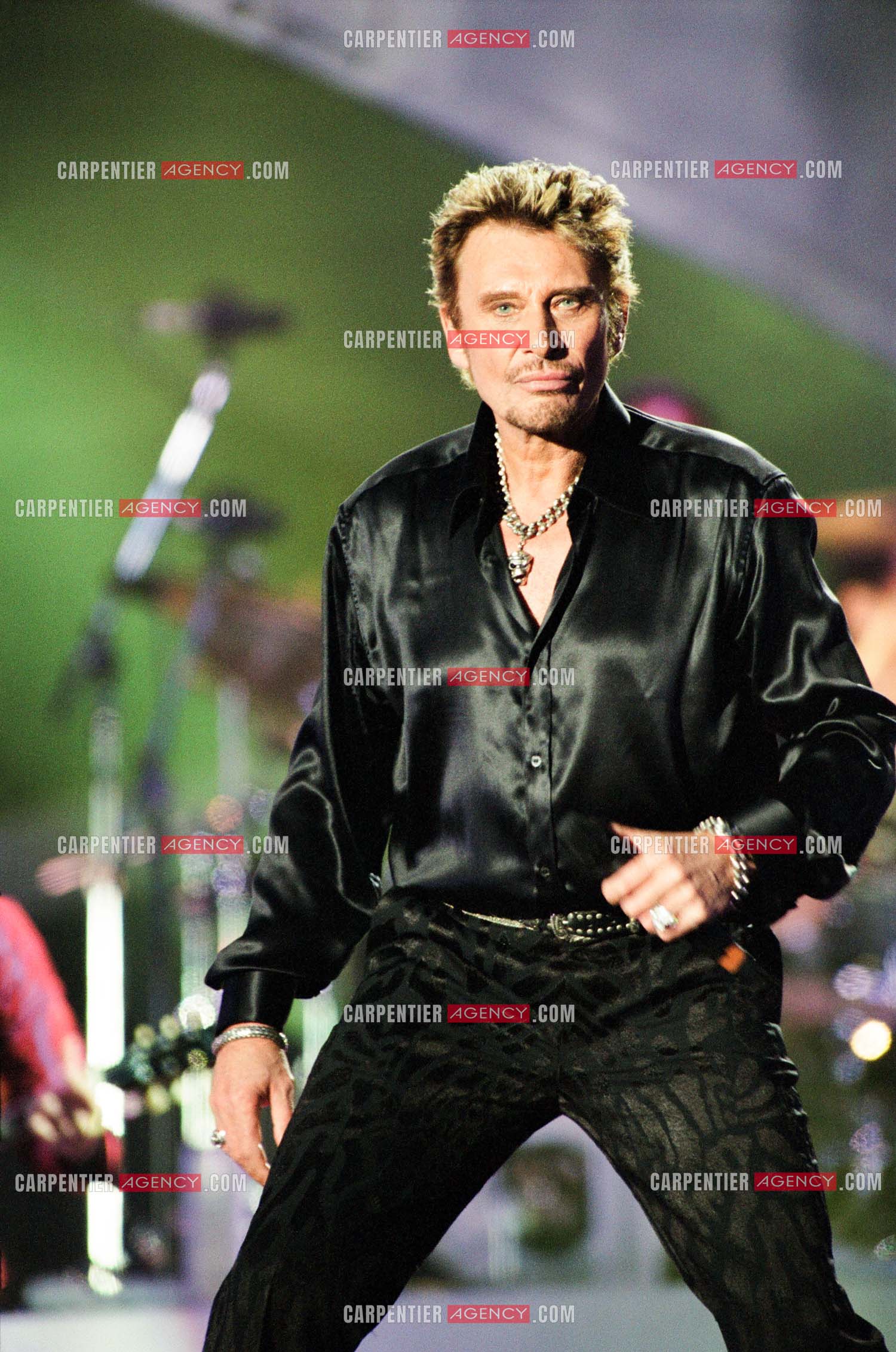 Le chanteur Johnny Hallyday en concert aux pieds de la Tour Eiffel pour la fête Nationnale du 14 juillet organisé par la ville de Paris en 2000.   ( Exclusif )