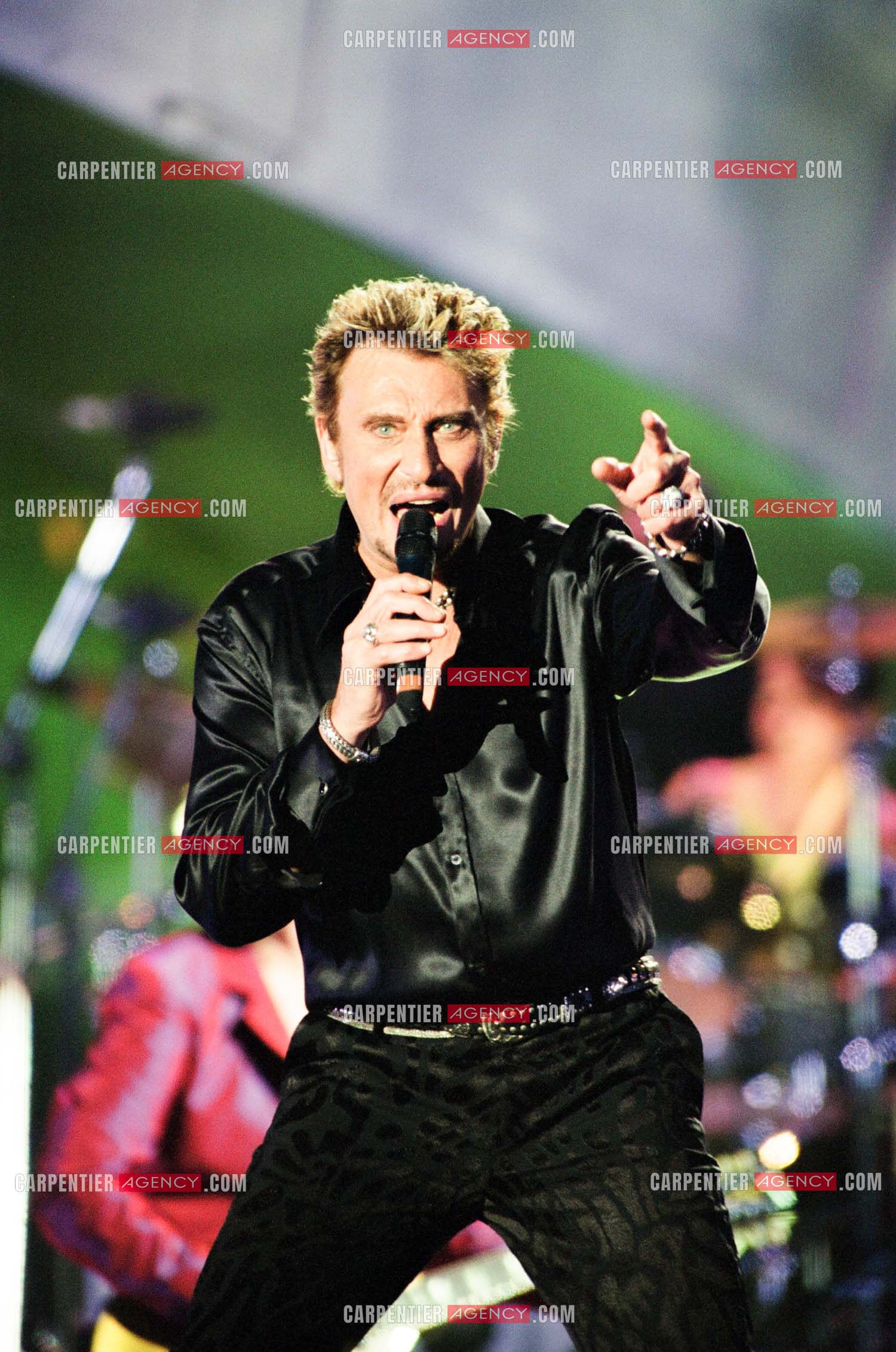 Le chanteur Johnny Hallyday en concert aux pieds de la Tour Eiffel pour la fête Nationnale du 14 juillet organisé par la ville de Paris en 2000.   ( Exclusif )