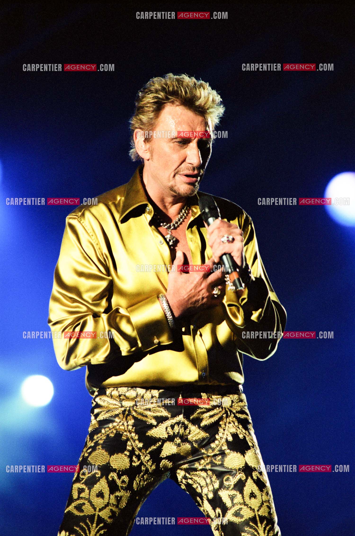 Le chanteur Johnny Hallyday en concert aux pieds de la Tour Eiffel pour la fête Nationnale du 14 juillet organisé par la ville de Paris en 2000.   ( Exclusif )
