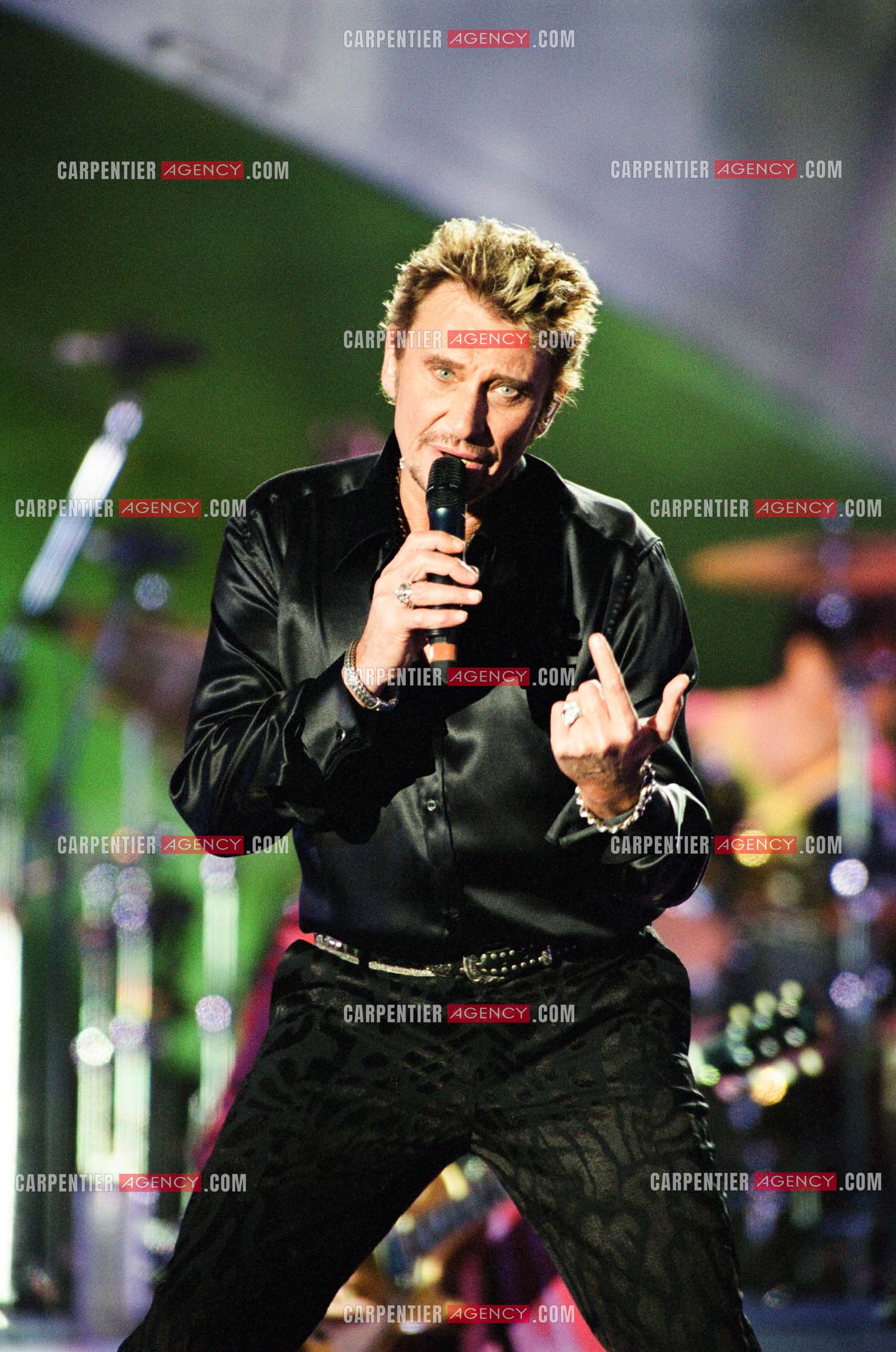 Le chanteur Johnny Hallyday en concert aux pieds de la Tour Eiffel pour la fête Nationnale du 14 juillet organisé par la ville de Paris en 2000.   ( Exclusif )