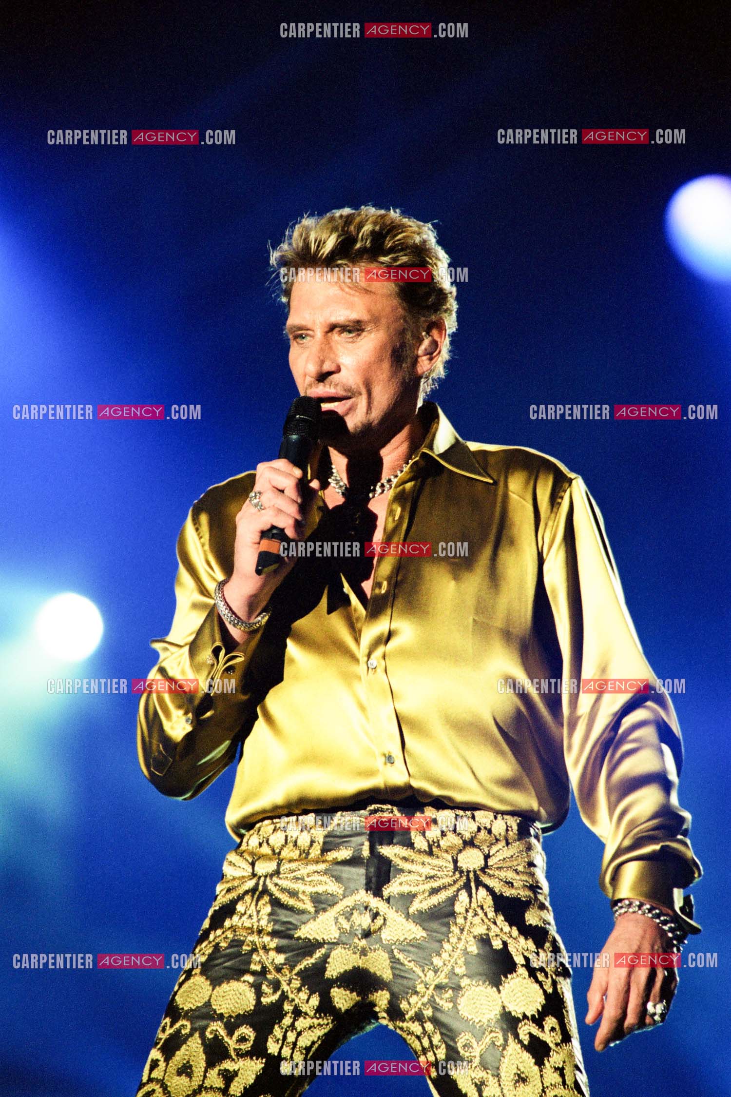 Le chanteur Johnny Hallyday en concert aux pieds de la Tour Eiffel pour la fête Nationnale du 14 juillet organisé par la ville de Paris en 2000.   ( Exclusif )
