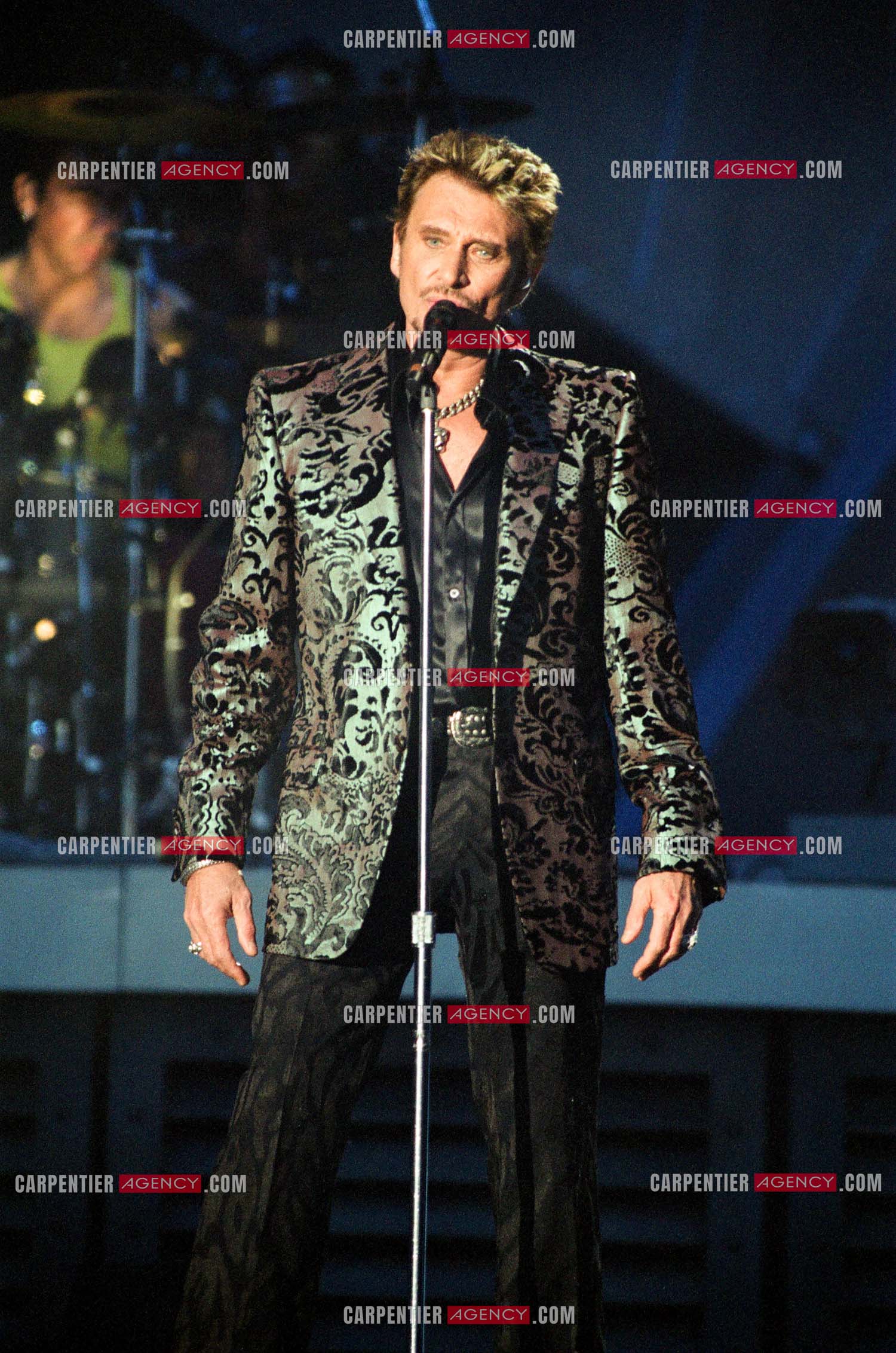 Le chanteur Johnny Hallyday en concert aux pieds de la Tour Eiffel pour la fête Nationnale du 14 juillet organisé par la ville de Paris en 2000.   ( Exclusif )