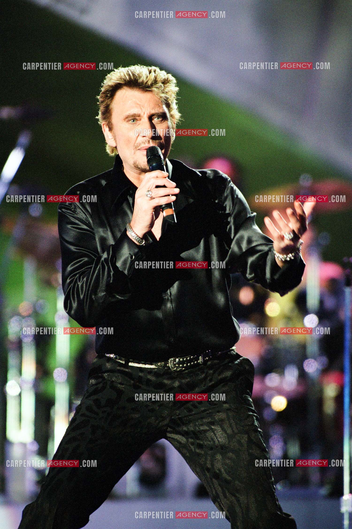 Le chanteur Johnny Hallyday en concert aux pieds de la Tour Eiffel pour la fête Nationnale du 14 juillet organisé par la ville de Paris en 2000.   ( Exclusif )