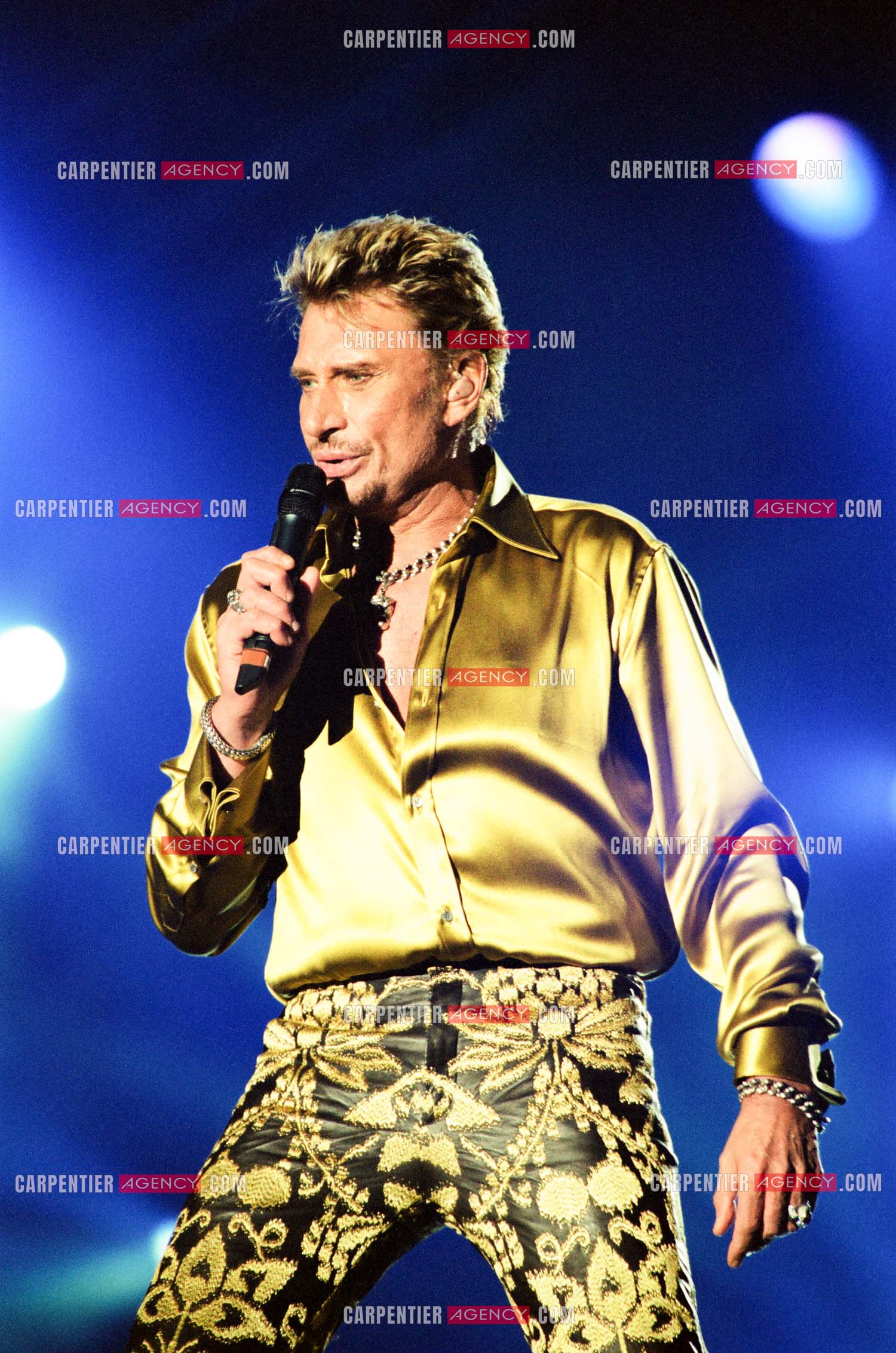 Le chanteur Johnny Hallyday en concert aux pieds de la Tour Eiffel pour la fête Nationnale du 14 juillet organisé par la ville de Paris en 2000.   ( Exclusif )