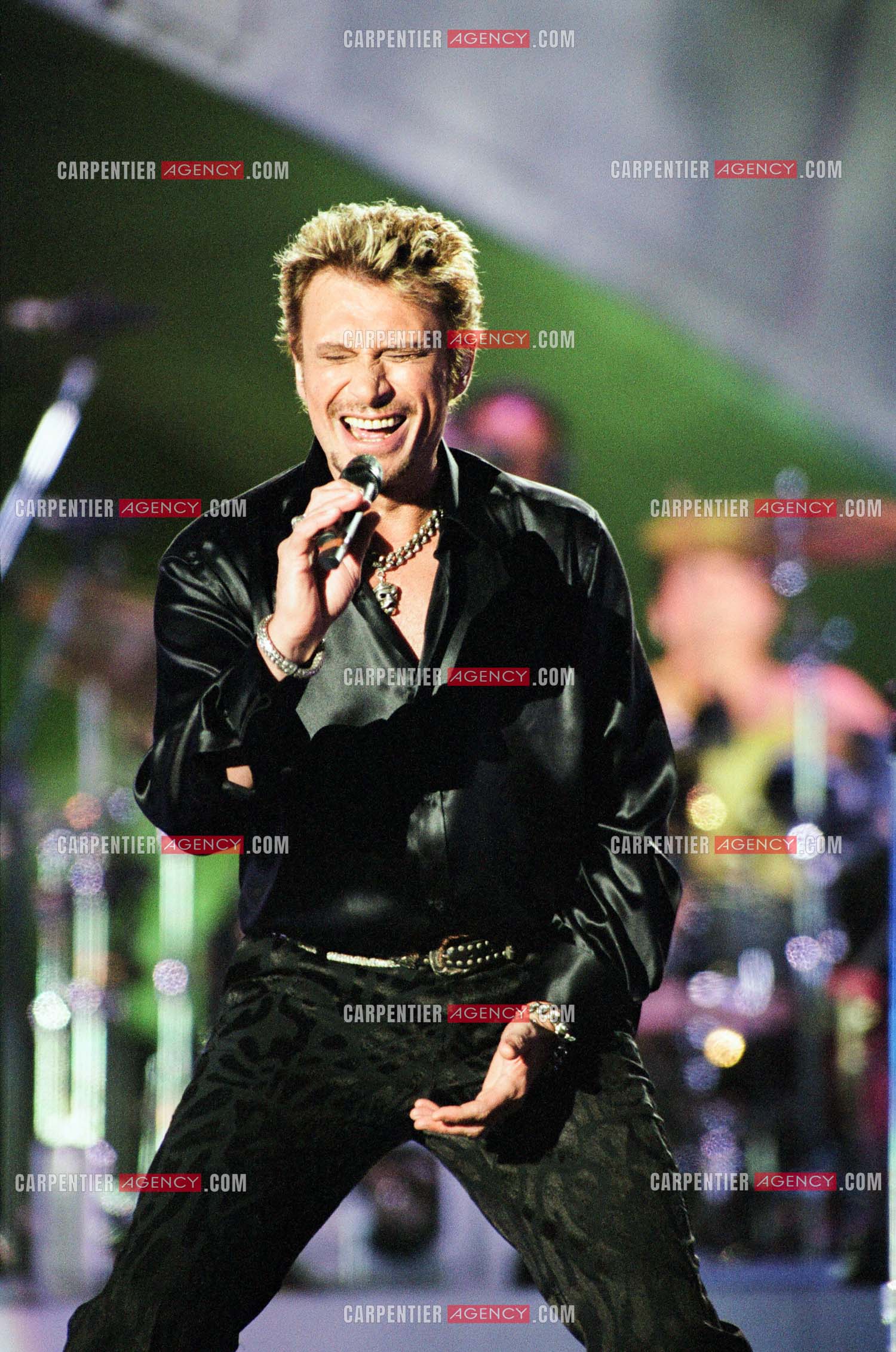 Le chanteur Johnny Hallyday en concert aux pieds de la Tour Eiffel pour la fête Nationnale du 14 juillet organisé par la ville de Paris en 2000.   ( Exclusif )