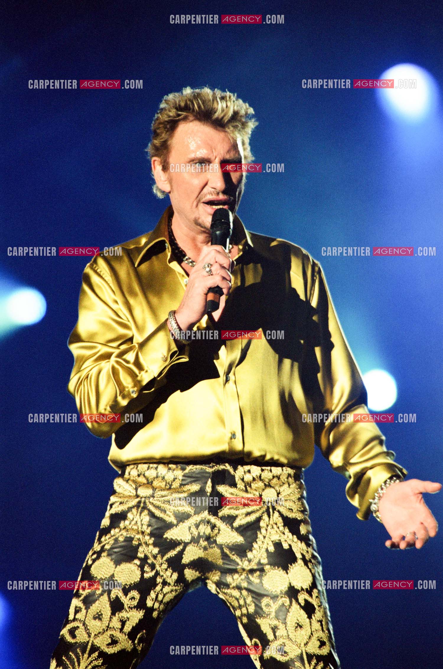 Le chanteur Johnny Hallyday en concert aux pieds de la Tour Eiffel pour la fête Nationnale du 14 juillet organisé par la ville de Paris en 2000.   ( Exclusif )