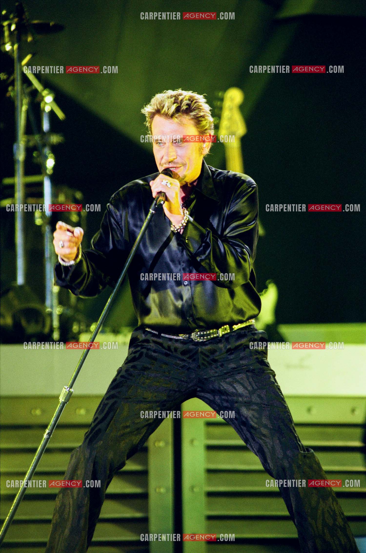 Le chanteur Johnny Hallyday en concert aux pieds de la Tour Eiffel pour la fête Nationnale du 14 juillet organisé par la ville de Paris en 2000.   ( Exclusif )