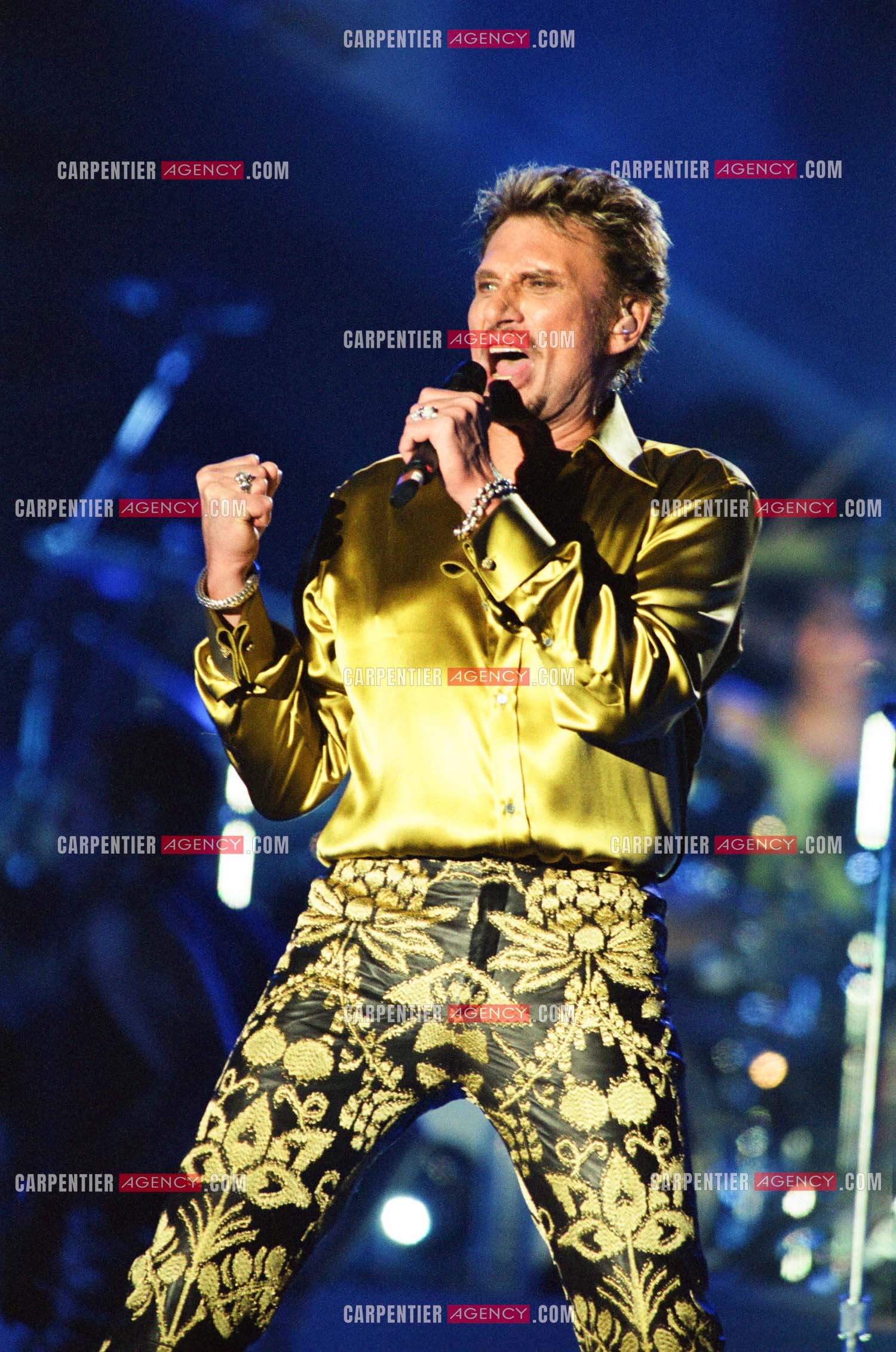 Le chanteur Johnny Hallyday en concert aux pieds de la Tour Eiffel pour la fête Nationnale du 14 juillet organisé par la ville de Paris en 2000.   ( Exclusif )