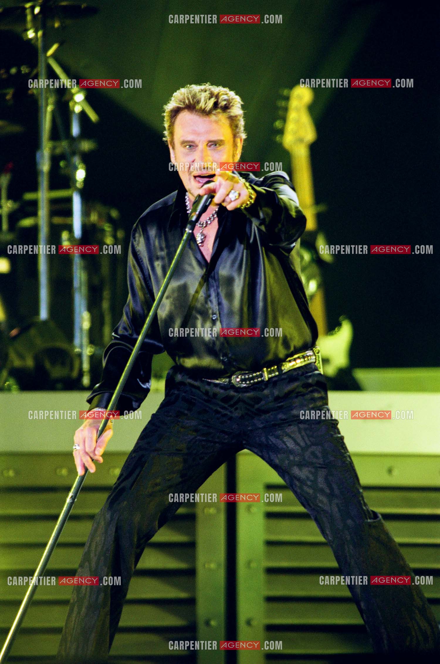 Le chanteur Johnny Hallyday en concert aux pieds de la Tour Eiffel pour la fête Nationnale du 14 juillet organisé par la ville de Paris en 2000.   ( Exclusif )