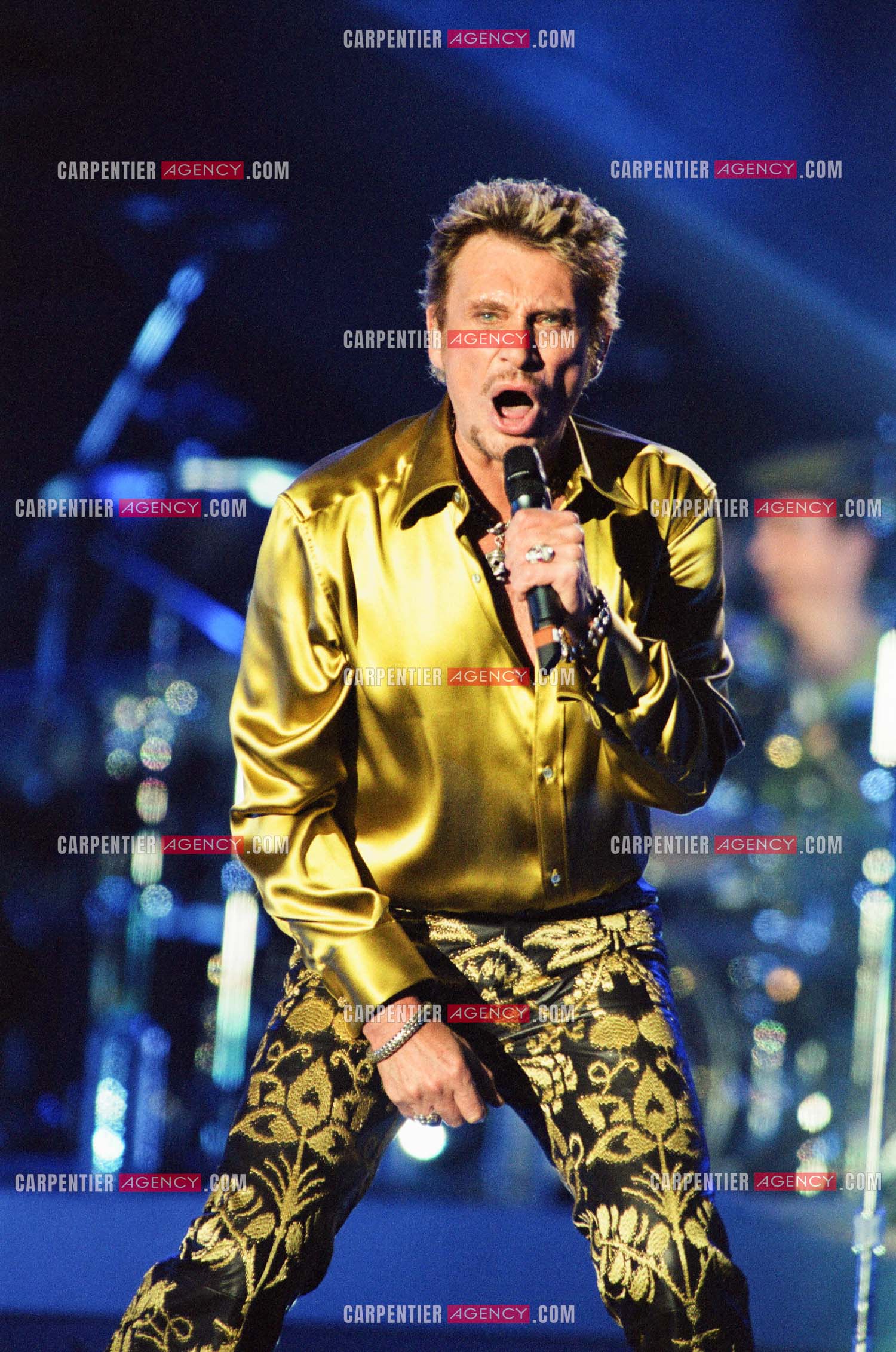Le chanteur Johnny Hallyday en concert aux pieds de la Tour Eiffel pour la fête Nationnale du 14 juillet organisé par la ville de Paris en 2000.   ( Exclusif )