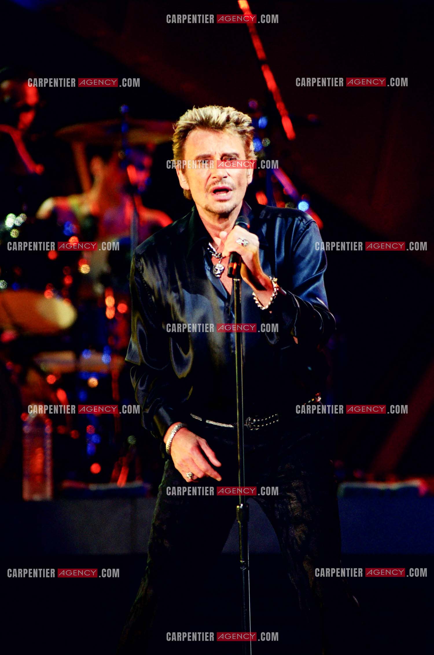 Le chanteur Johnny Hallyday en concert aux pieds de la Tour Eiffel pour la fête Nationnale du 14 juillet organisé par la ville de Paris en 2000.   ( Exclusif )