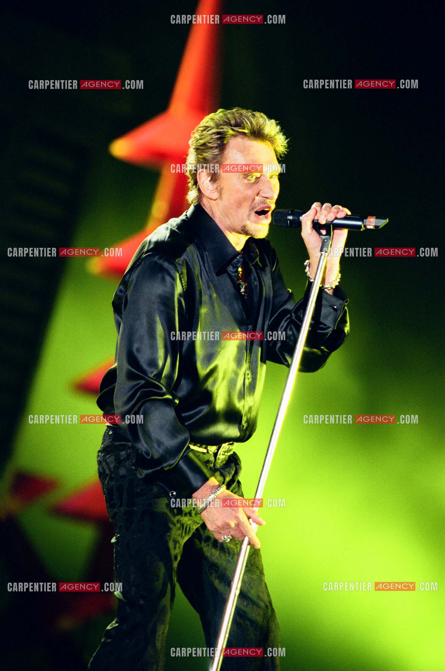 Le chanteur Johnny Hallyday en concert aux pieds de la Tour Eiffel pour la fête Nationnale du 14 juillet organisé par la ville de Paris en 2000.   ( Exclusif )