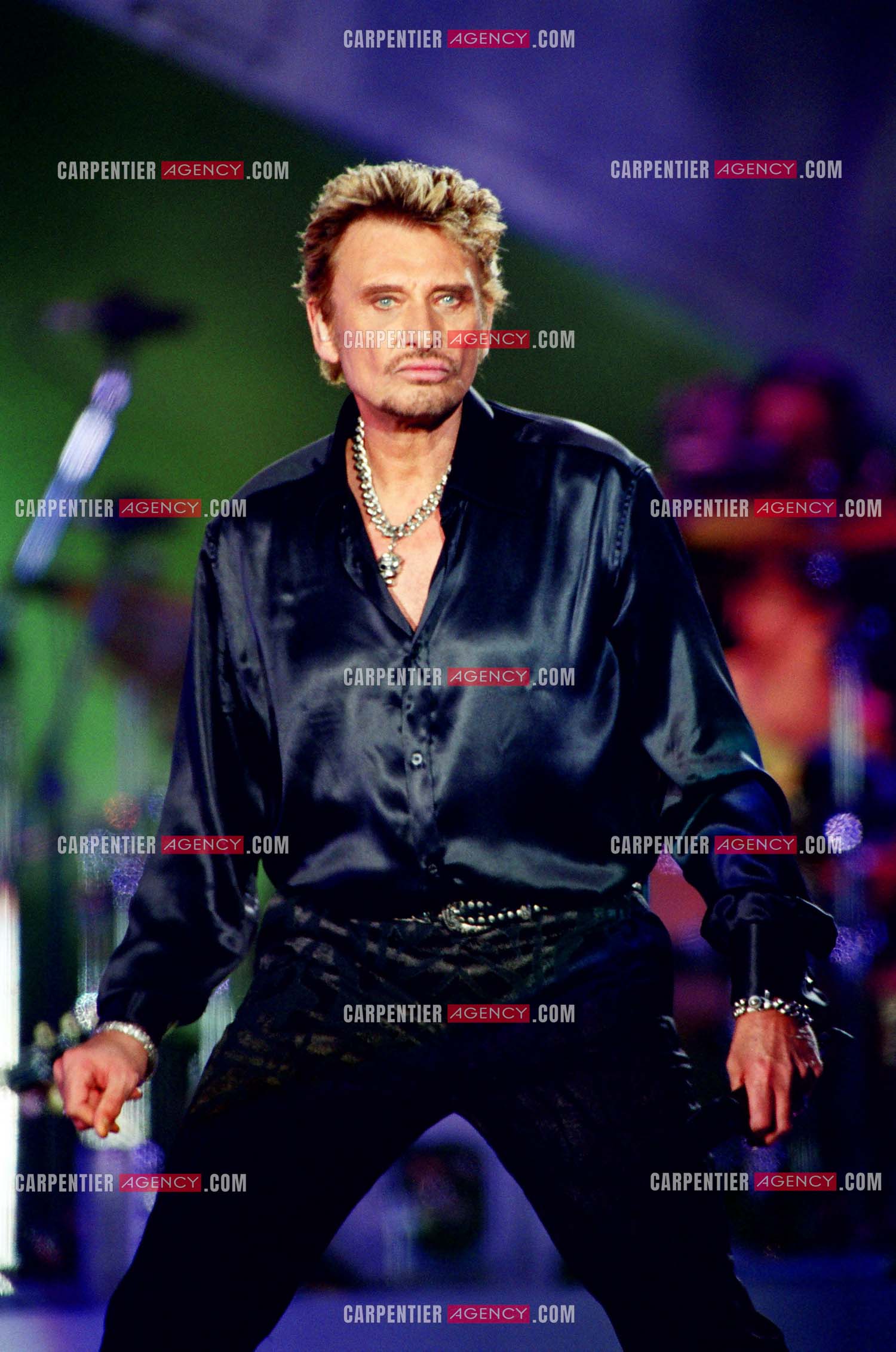 Le chanteur Johnny Hallyday en concert aux pieds de la Tour Eiffel pour la fête Nationnale du 14 juillet organisé par la ville de Paris en 2000.   ( Exclusif )