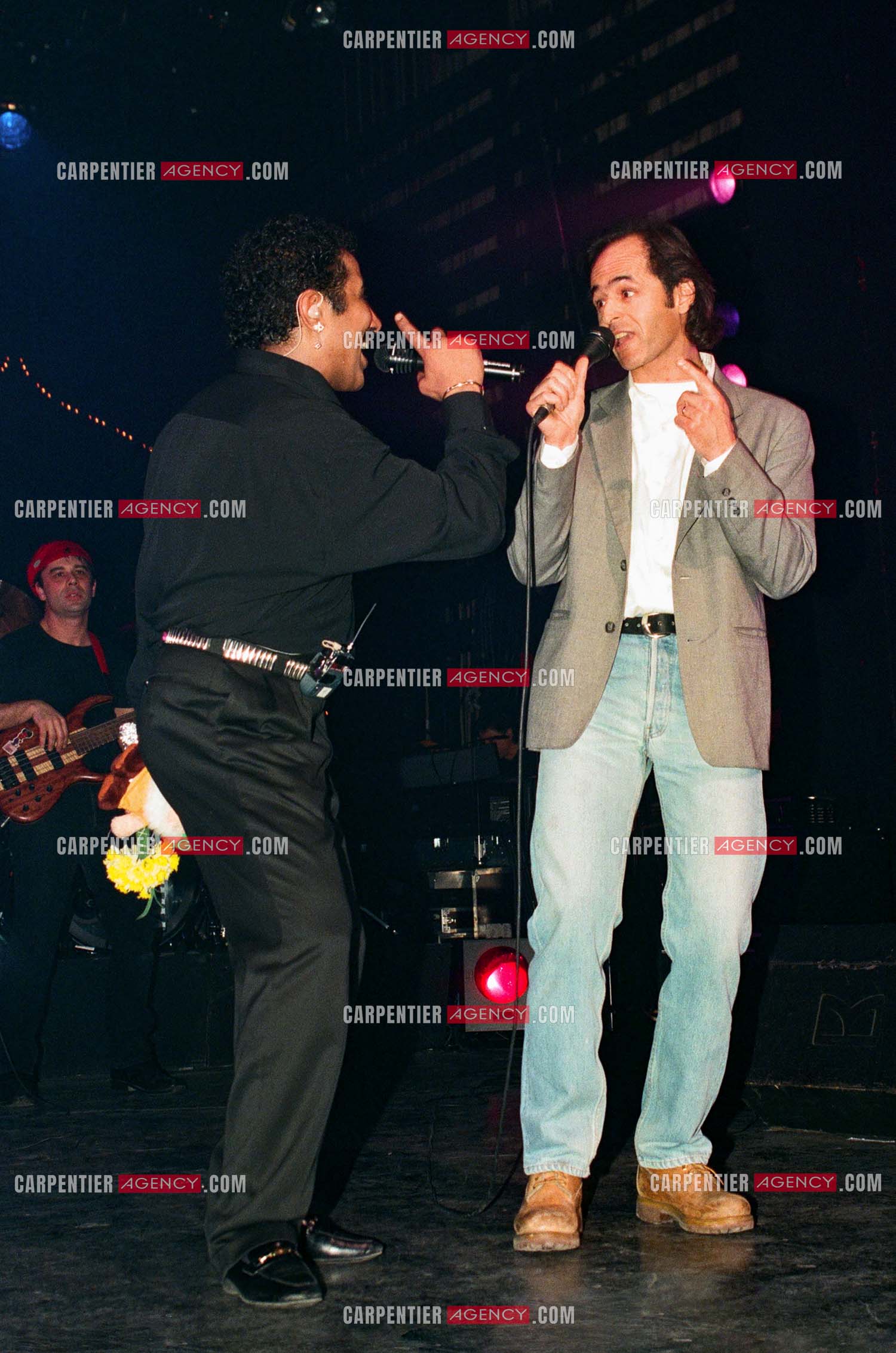 Le chanteur Jean-Jacques Goldman fait la surprise en venant faire un duo avec Khaled sur le titre “ Aïcha “au Zénith de Paris le 06 juin 2002.   ( Exclusif )