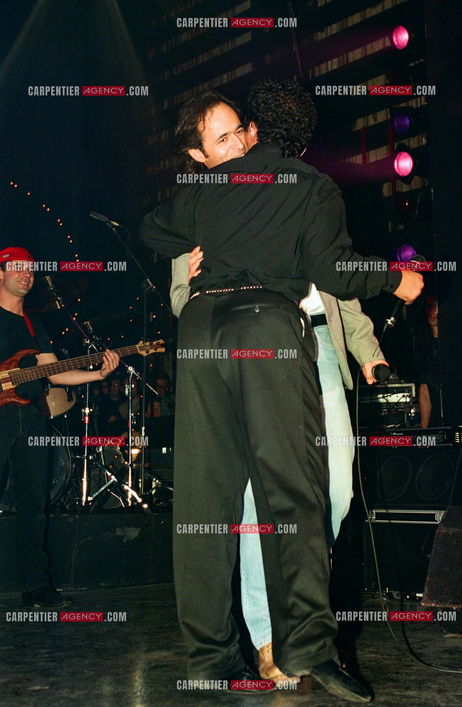 Le chanteur Jean-Jacques Goldman fait la surprise en venant faire un duo avec Khaled sur le titre “ Aïcha “au Zénith de Paris le 06 juin 2002.   ( Exclusif )
