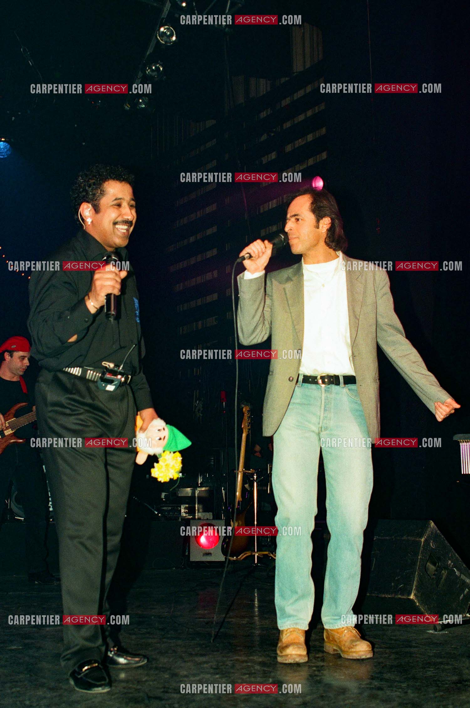 Le chanteur Jean-Jacques Goldman fait la surprise en venant faire un duo avec Khaled sur le titre “ Aïcha “au Zénith de Paris le 06 juin 2002.   ( Exclusif )