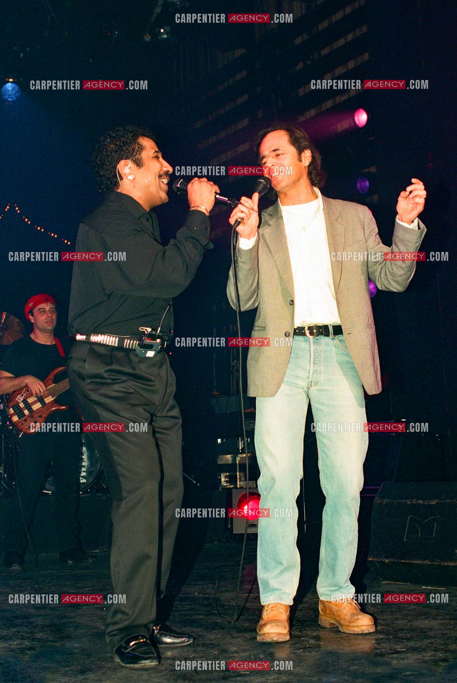 Le chanteur Jean-Jacques Goldman fait la surprise en venant faire un duo avec Khaled sur le titre “ Aïcha “au Zénith de Paris le 06 juin 2002.   ( Exclusif )