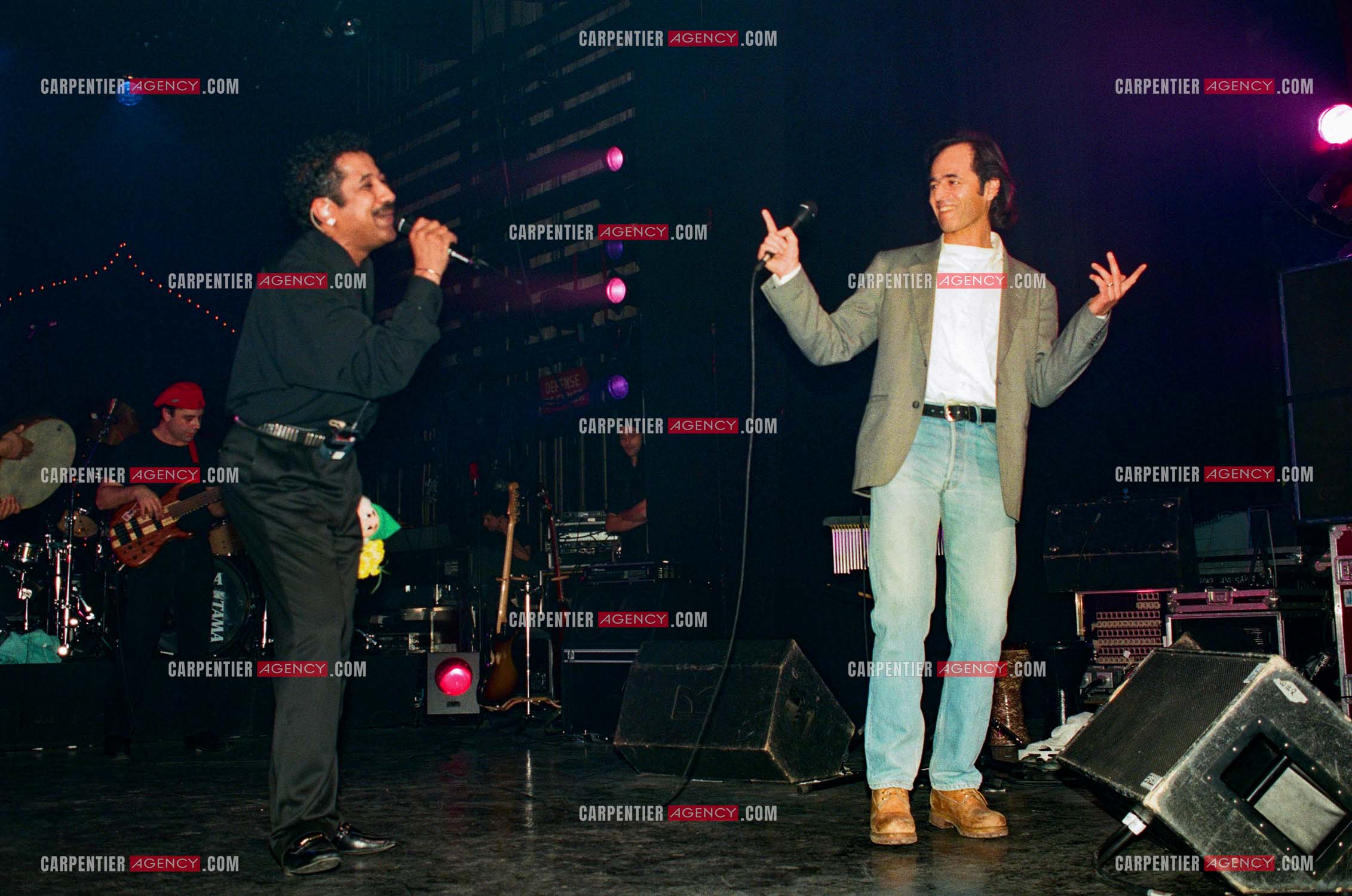 Le chanteur Jean-Jacques Goldman fait la surprise en venant faire un duo avec Khaled sur le titre “ Aïcha “au Zénith de Paris le 06 juin 2002.   ( Exclusif )