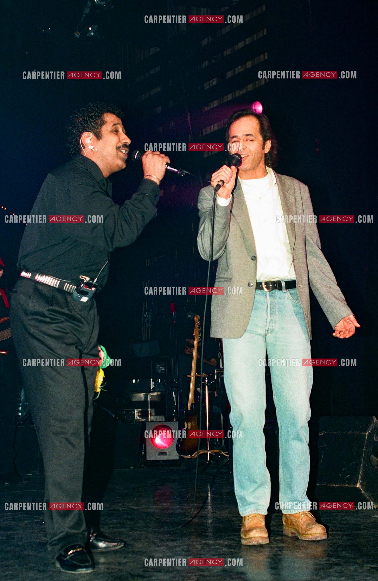 Le chanteur Jean-Jacques Goldman fait la surprise en venant faire un duo avec Khaled sur le titre “ Aïcha “au Zénith de Paris le 06 juin 2002.   ( Exclusif )