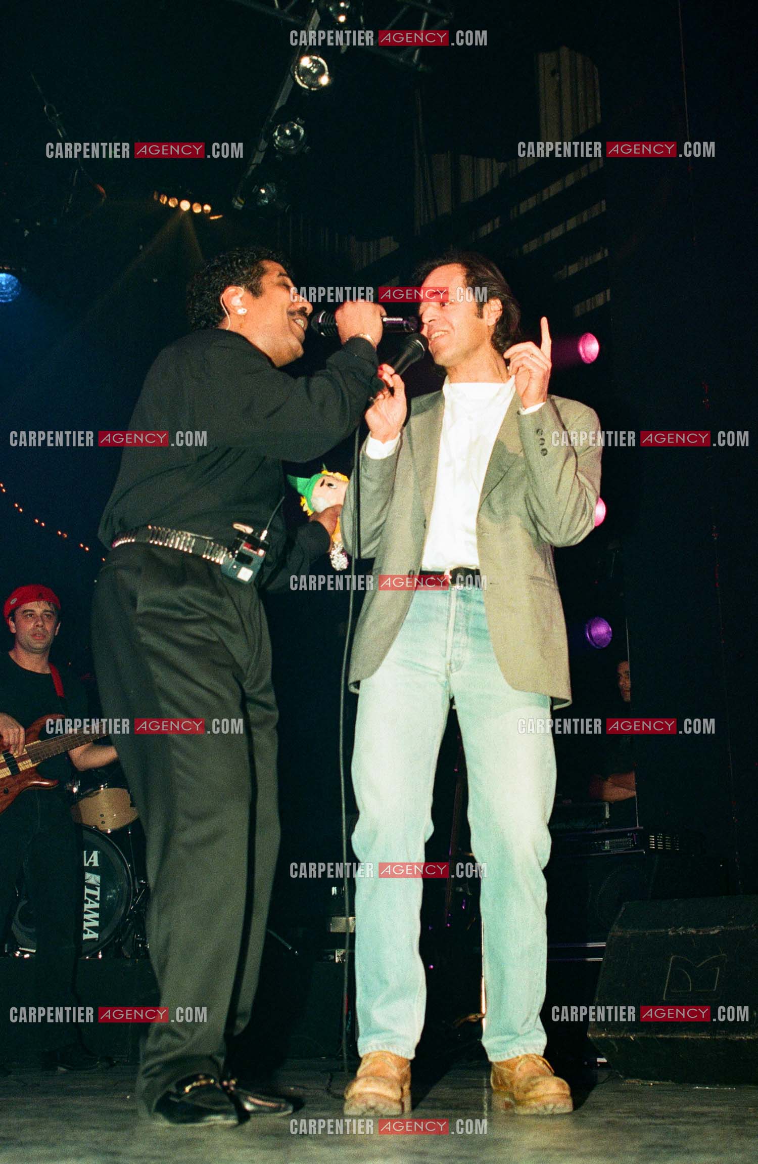 Le chanteur Jean-Jacques Goldman fait la surprise en venant faire un duo avec Khaled sur le titre “ Aïcha “au Zénith de Paris le 06 juin 2002.   ( Exclusif )