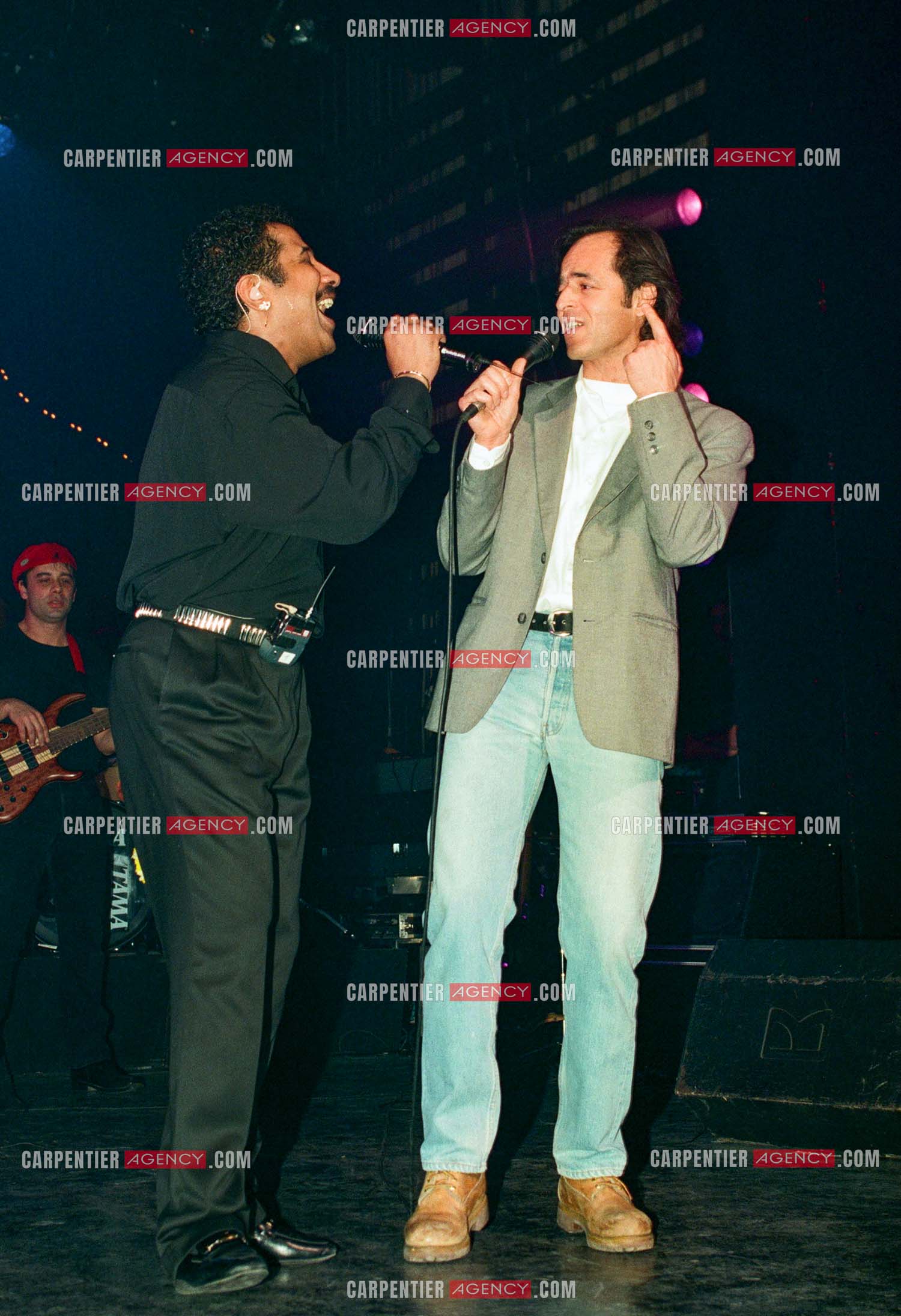 Le chanteur Jean-Jacques Goldman fait la surprise en venant faire un duo avec Khaled sur le titre “ Aïcha “au Zénith de Paris le 06 juin 2002.   ( Exclusif )