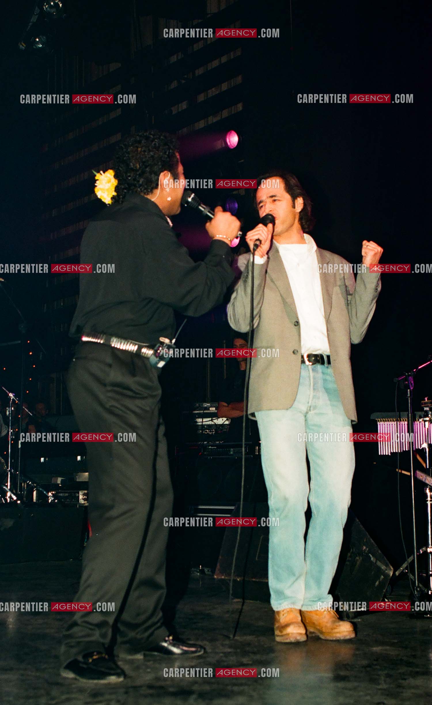 Le chanteur Jean-Jacques Goldman fait la surprise en venant faire un duo avec Khaled sur le titre “ Aïcha “au Zénith de Paris le 06 juin 2002.   ( Exclusif )