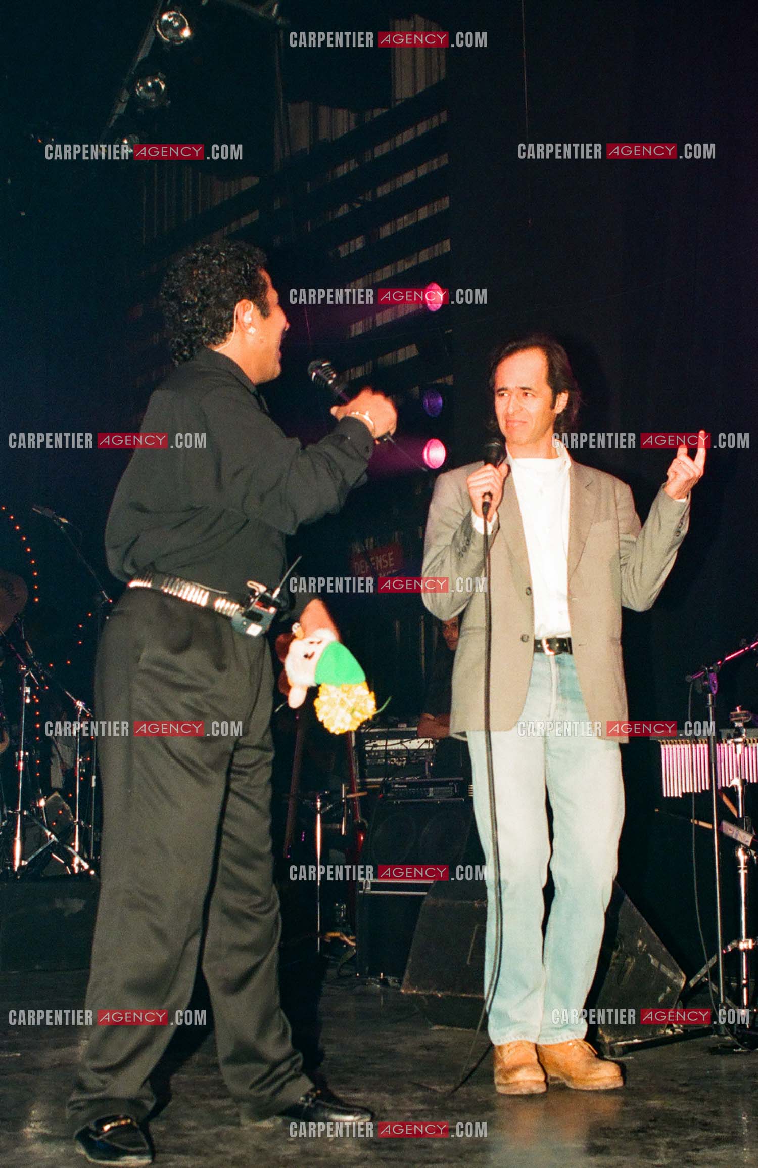 Le chanteur Jean-Jacques Goldman fait la surprise en venant faire un duo avec Khaled sur le titre “ Aïcha “au Zénith de Paris le 06 juin 2002.   ( Exclusif )