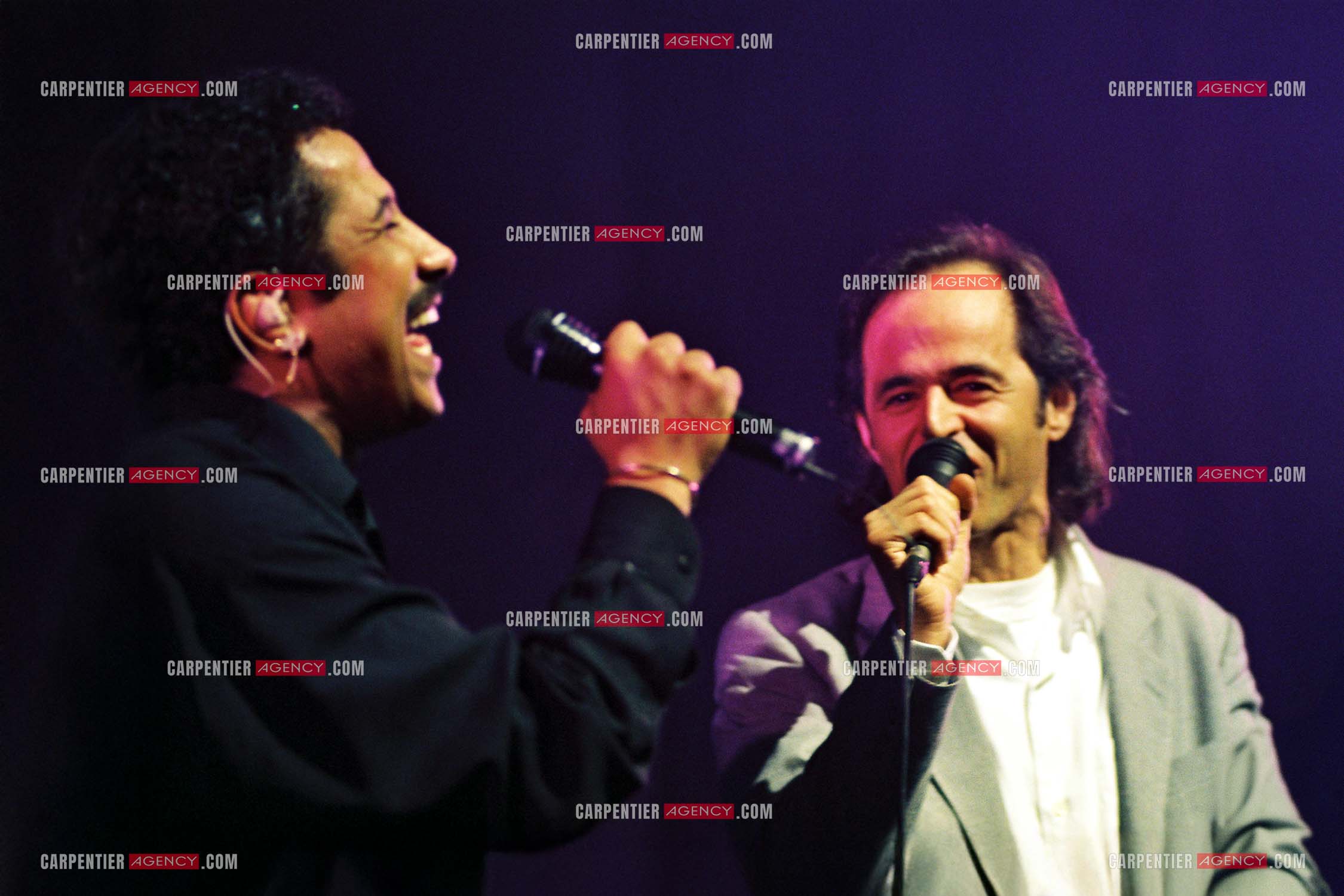 Le chanteur Jean-Jacques Goldman fait la surprise en venant faire un duo avec Khaled sur le titre “ Aïcha “au Zénith de Paris le 06 juin 2002.   ( Exclusif )