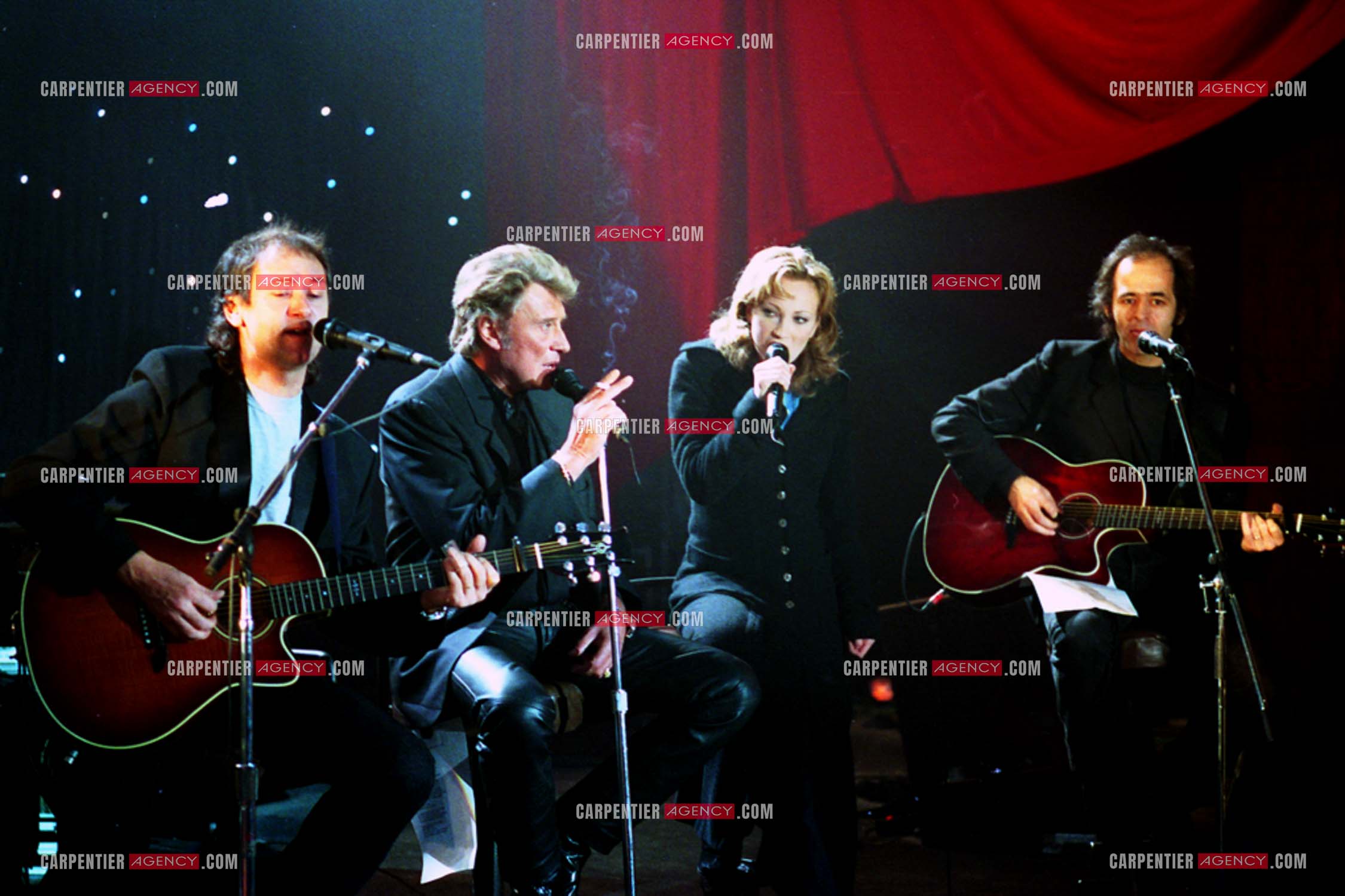 Le chanteur Johnny Hallyday et la chanteuse Patricia Kaas entourés de Jean-Jacques Goldman et Mickael Jones  lors des répétitions de l'émission  “ Je te dis vous “ sur TF1.       ( Exclusif )