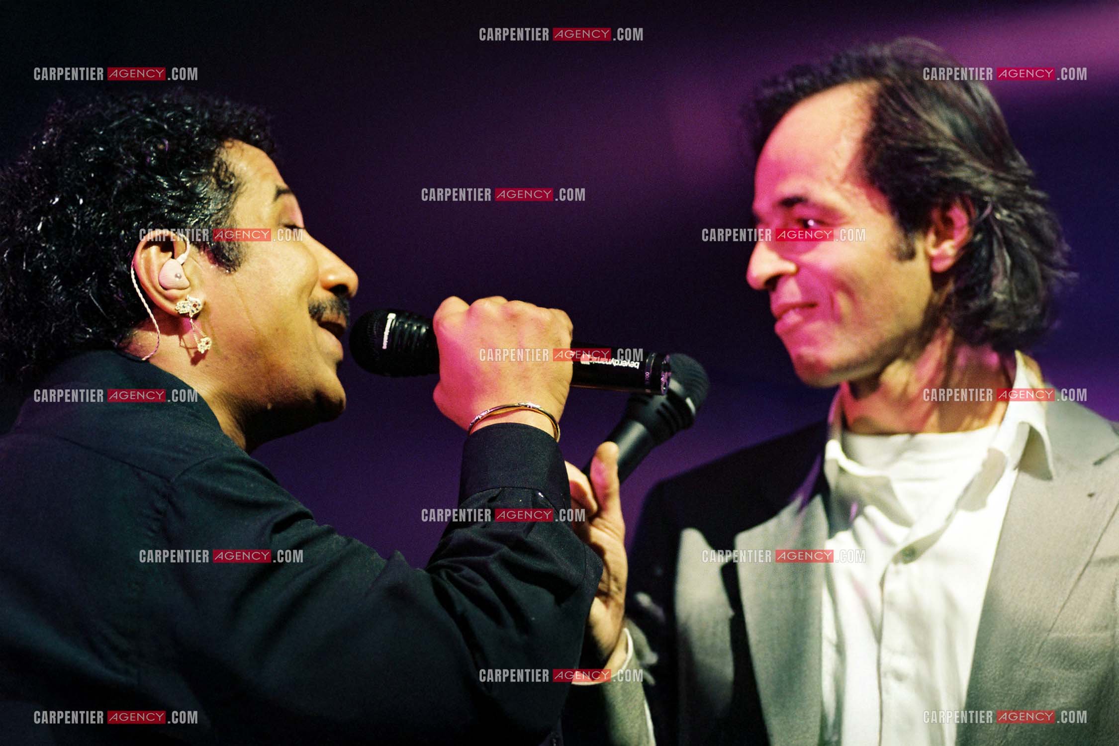 Le chanteur Jean-Jacques Goldman fait la surprise en venant faire un duo avec Khaled sur le titre “ Aïcha “au Zénith de Paris le 06 juin 2002.   ( Exclusif )