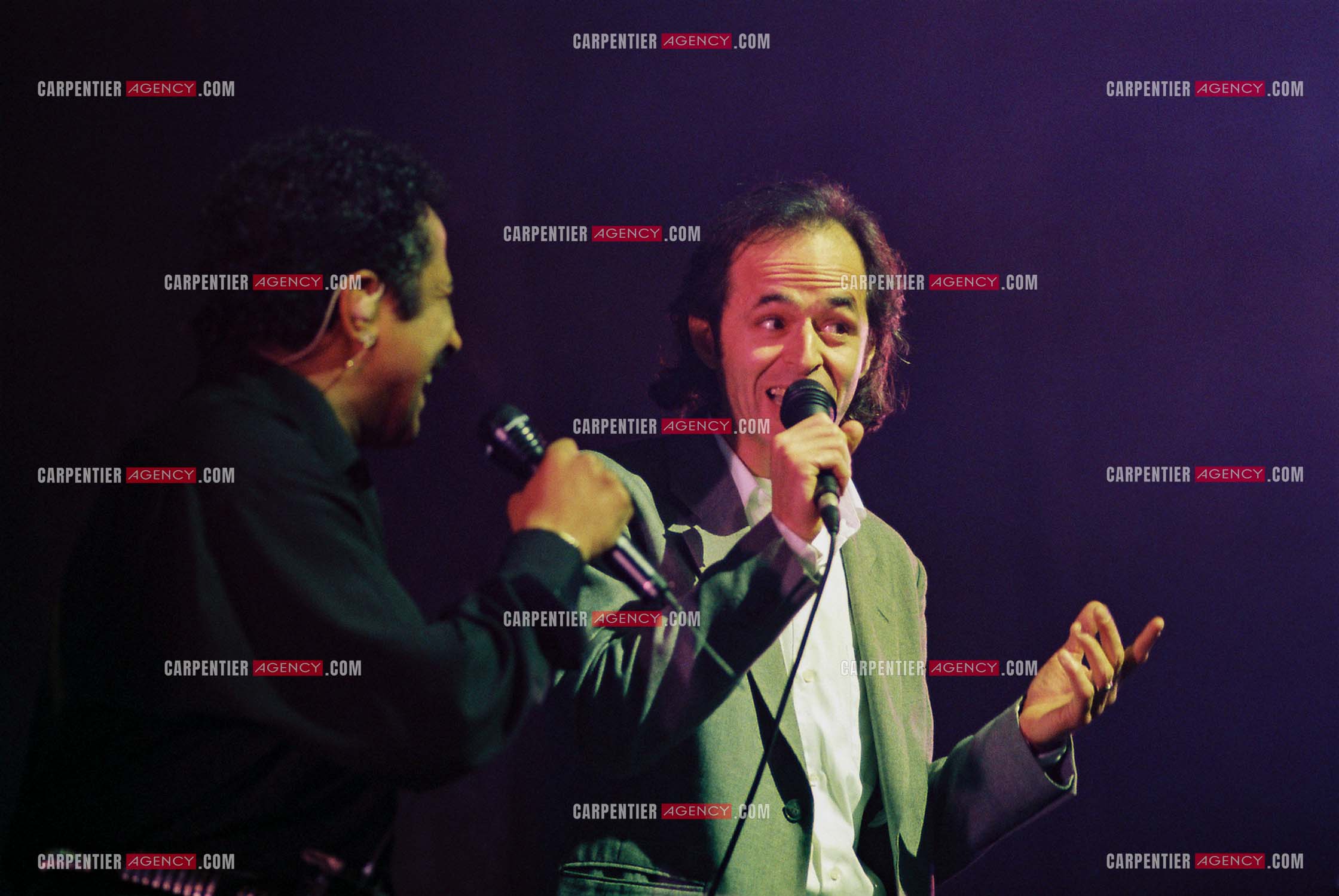 Le chanteur Jean-Jacques Goldman fait la surprise en venant faire un duo avec Khaled sur le titre “ Aïcha “au Zénith de Paris le 06 juin 2002.   ( Exclusif )