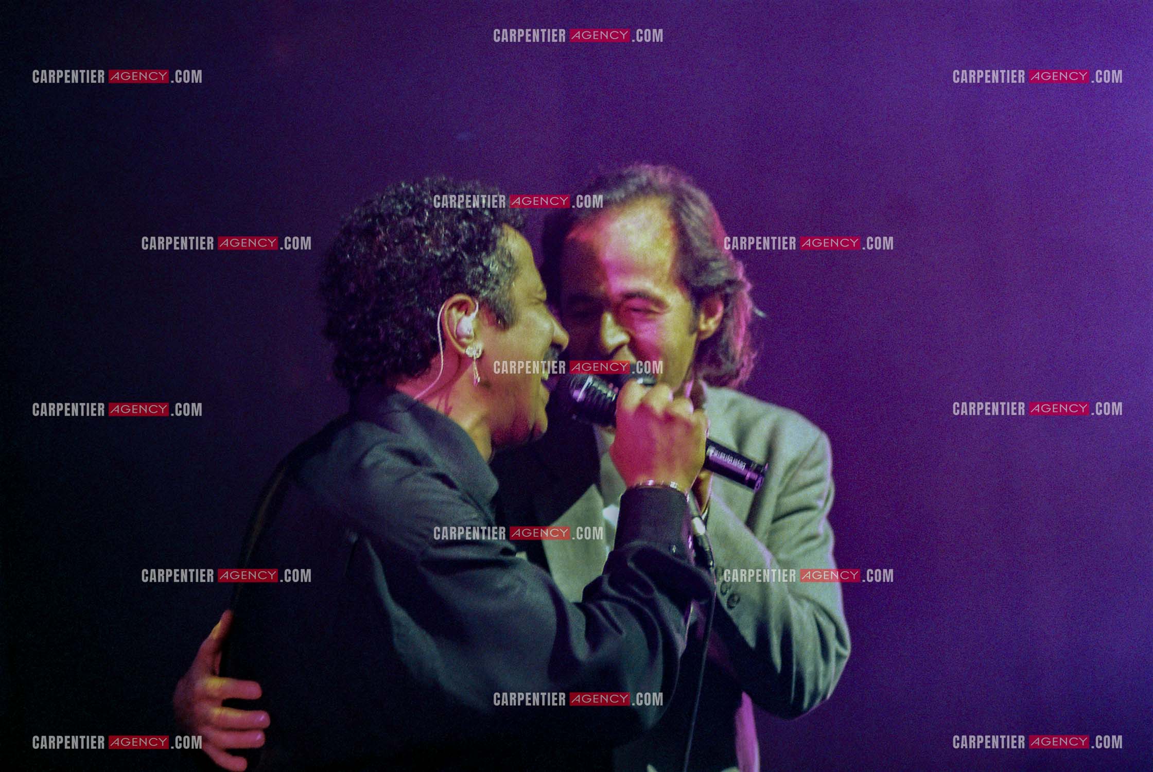 Le chanteur Jean-Jacques Goldman fait la surprise en venant faire un duo avec Khaled sur le titre “ Aïcha “au Zénith de Paris le 06 juin 2002.   ( Exclusif )