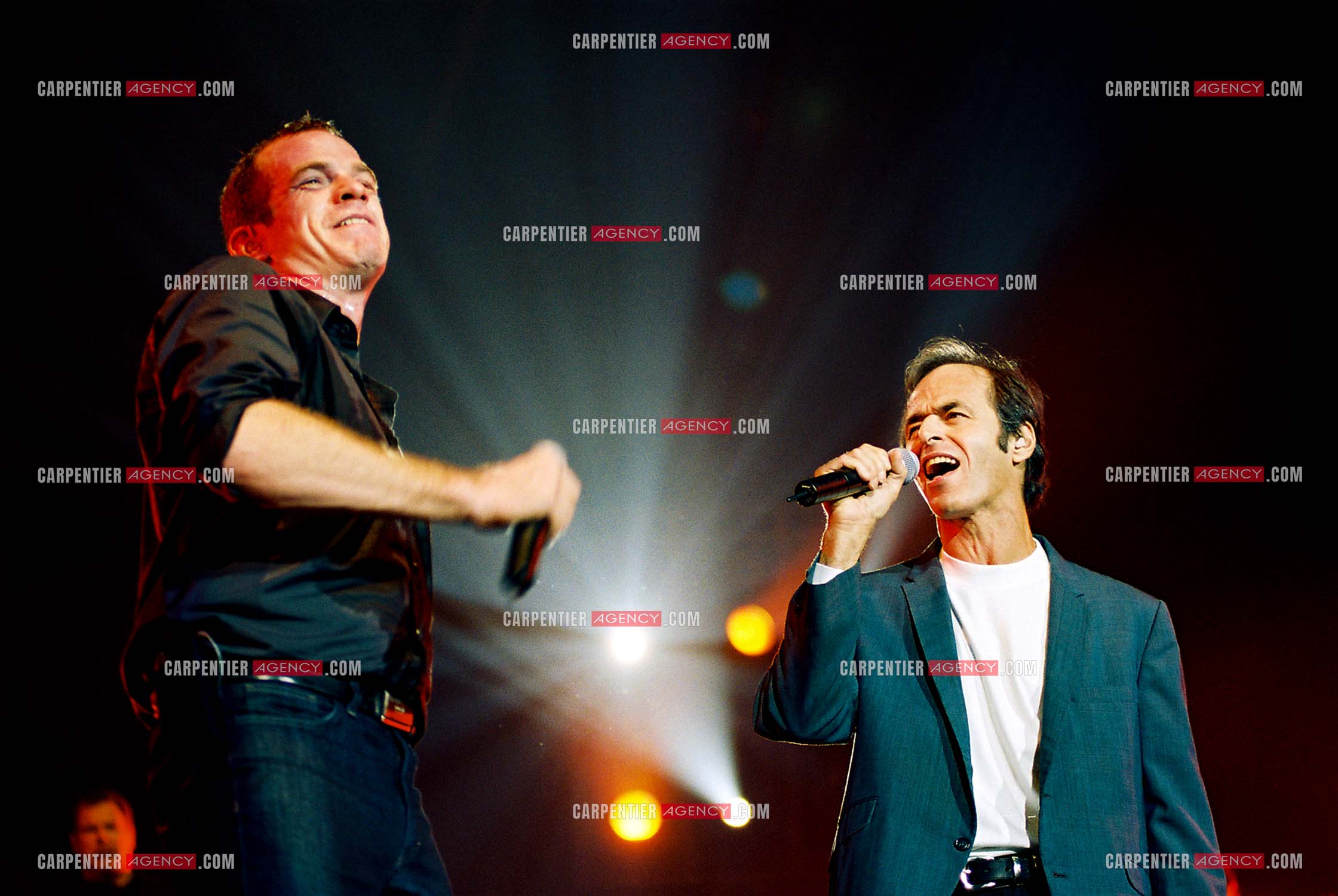 Le chanteur Jean-Jacques Goldman fait la surprise en venant faire un duo avec Khaled sur le titre “ Aïcha “au Zénith de Paris le 06 juin 2002.   ( Exclusif )